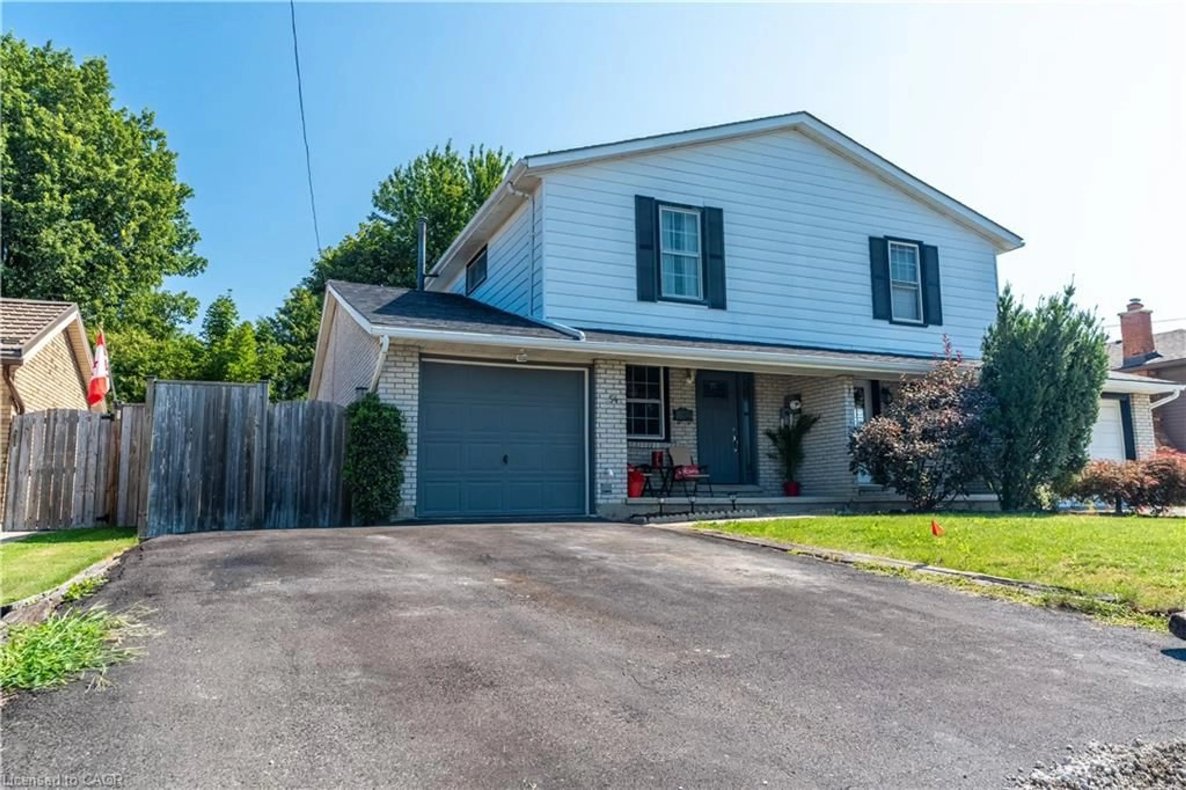 Home with vinyl exterior material, street for 54 Kinross St, Caledonia Ontario N3W 1K1