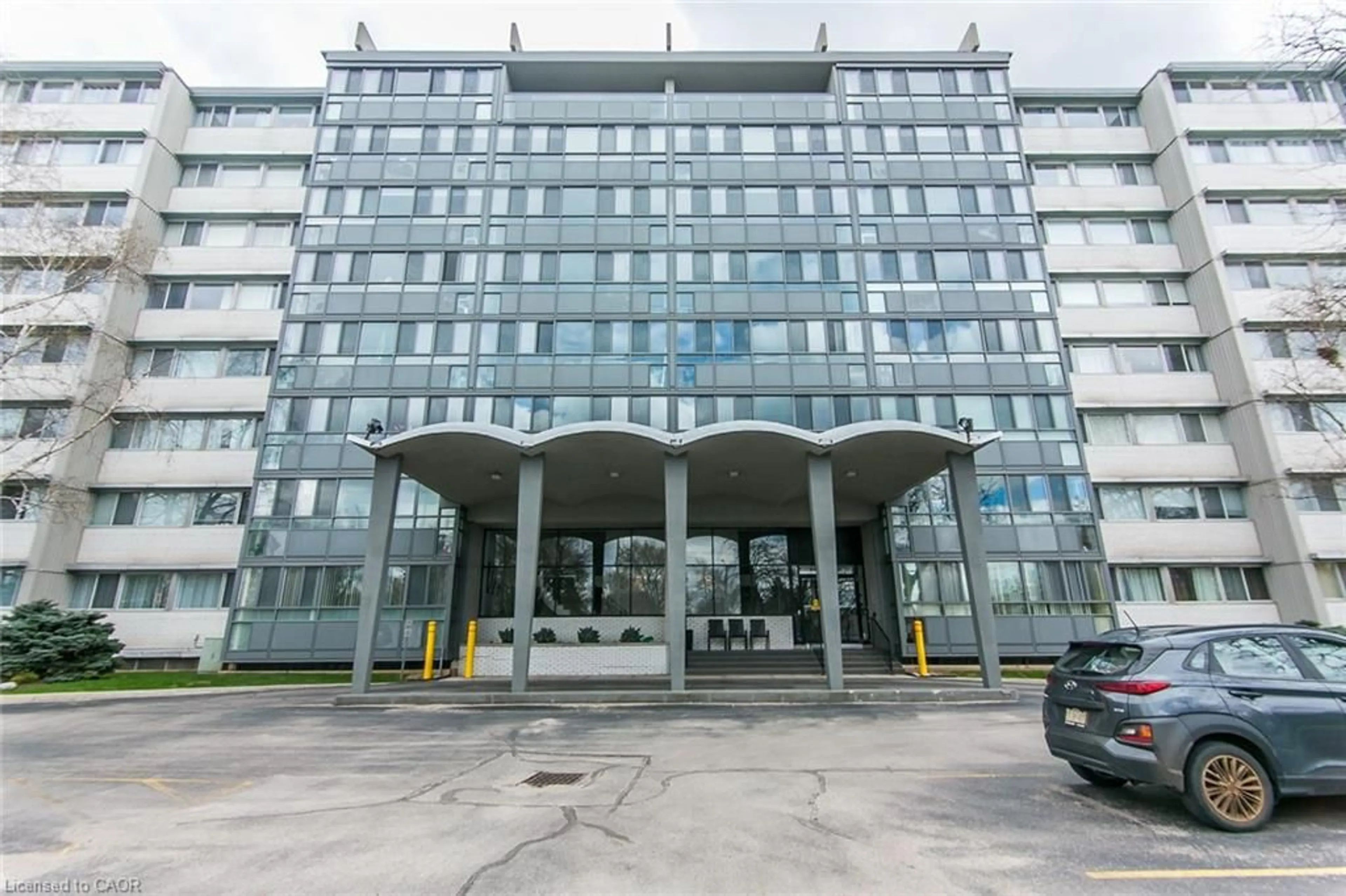 Indoor foyer for 24 Midland Dr #402, Kitchener Ontario N2A 2A8