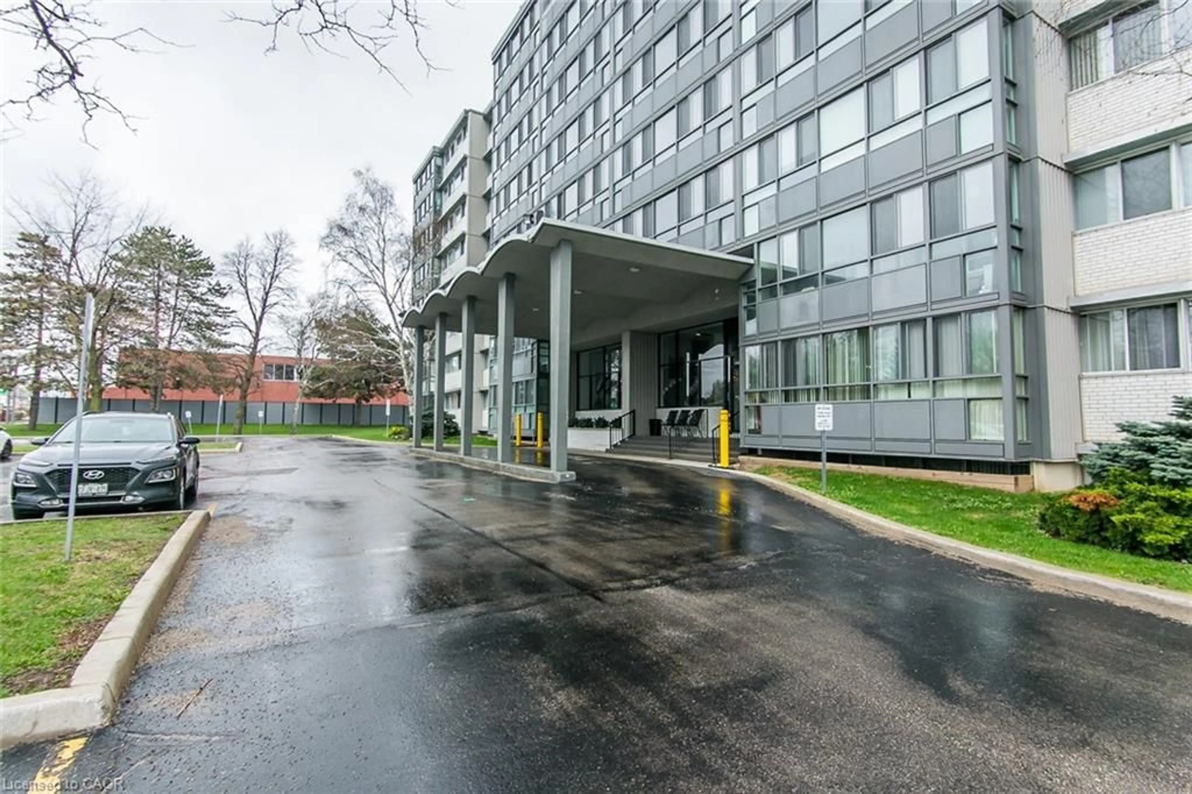 Indoor foyer for 24 Midland Dr #402, Kitchener Ontario N2A 2A8