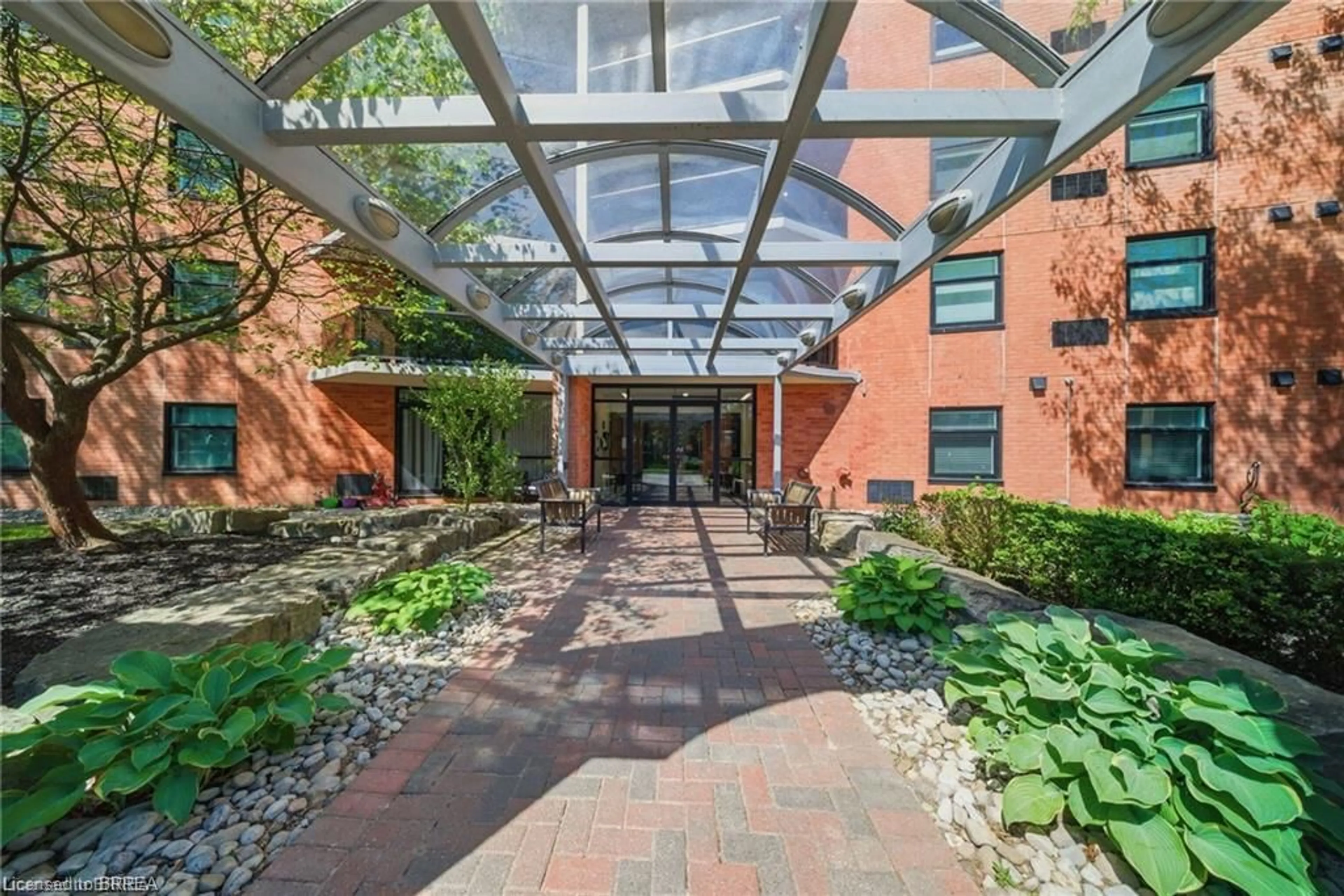 Indoor foyer for 9 Bonheur Crt #506, Brantford Ontario N3P 1Z5
