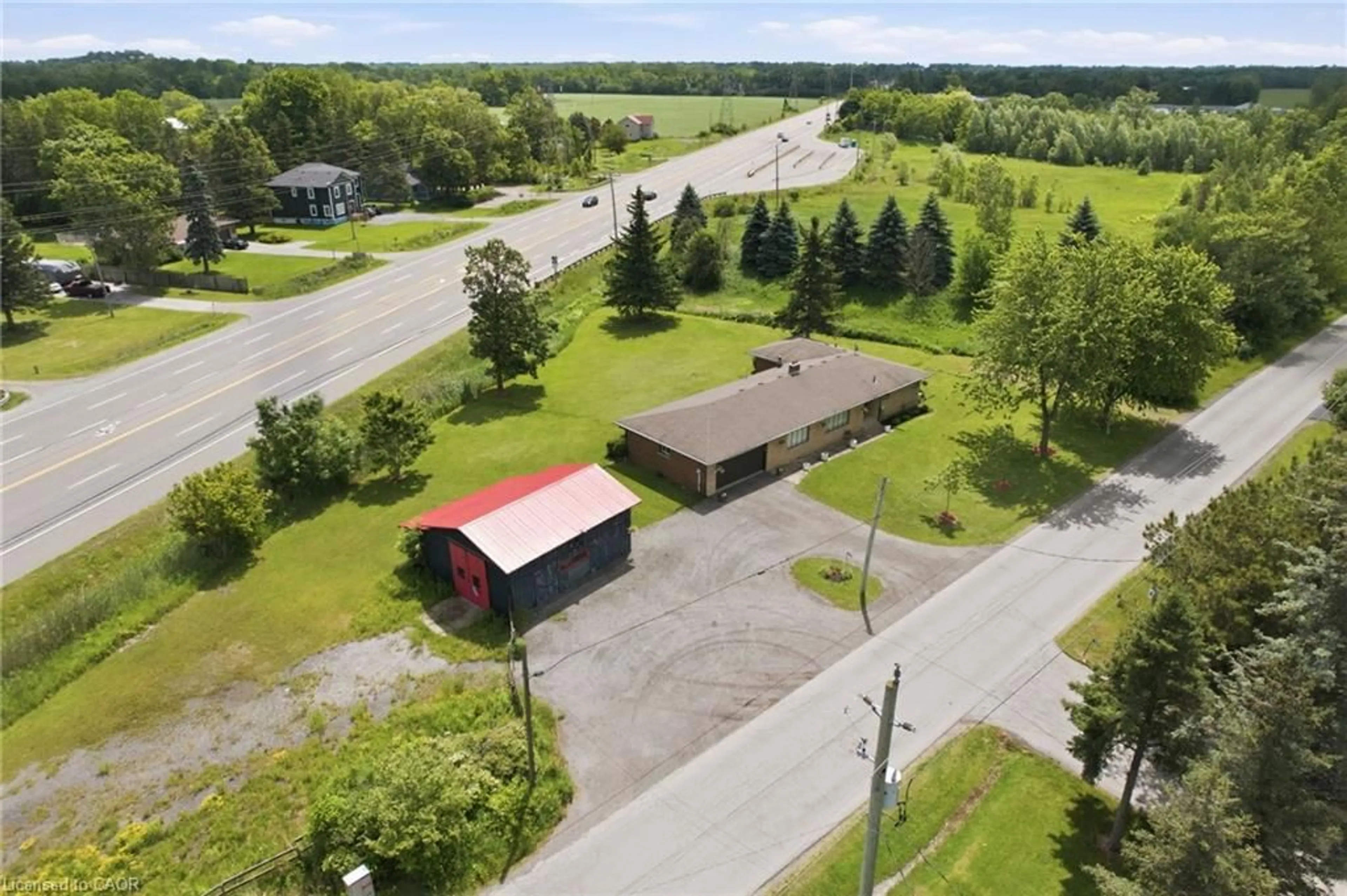 A pic from outside/outdoor area/front of a property/back of a property/a pic from drone, building for 1408 Edgewood Rd, Flamborough Ontario L8N 2Z7