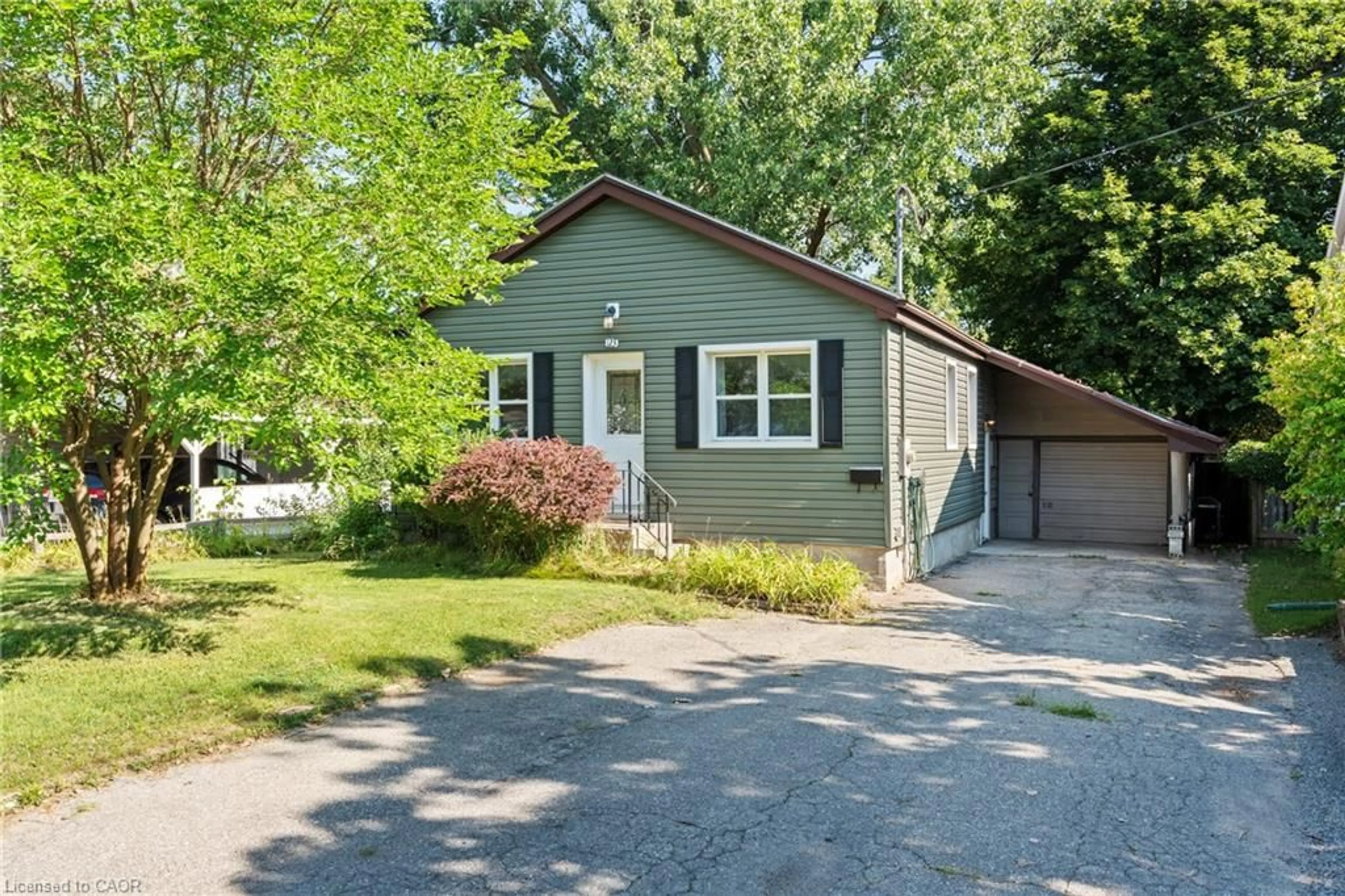 Home with vinyl exterior material, street for 123 Morton Ave, Brantford Ontario N3R 2N9