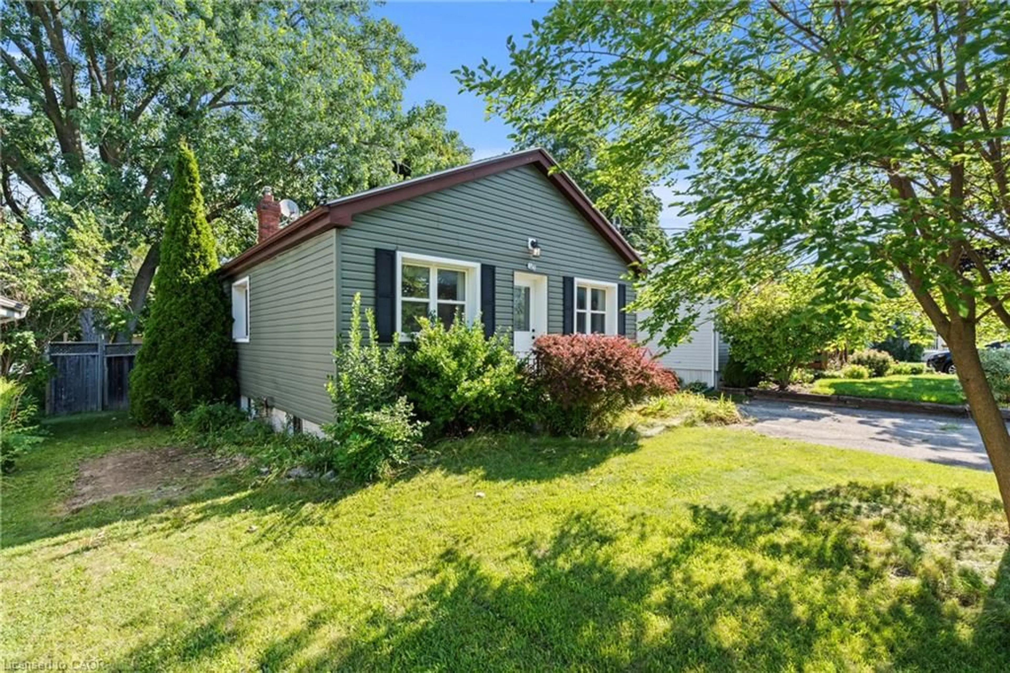 Home with vinyl exterior material, street for 123 Morton Ave, Brantford Ontario N3R 2N9