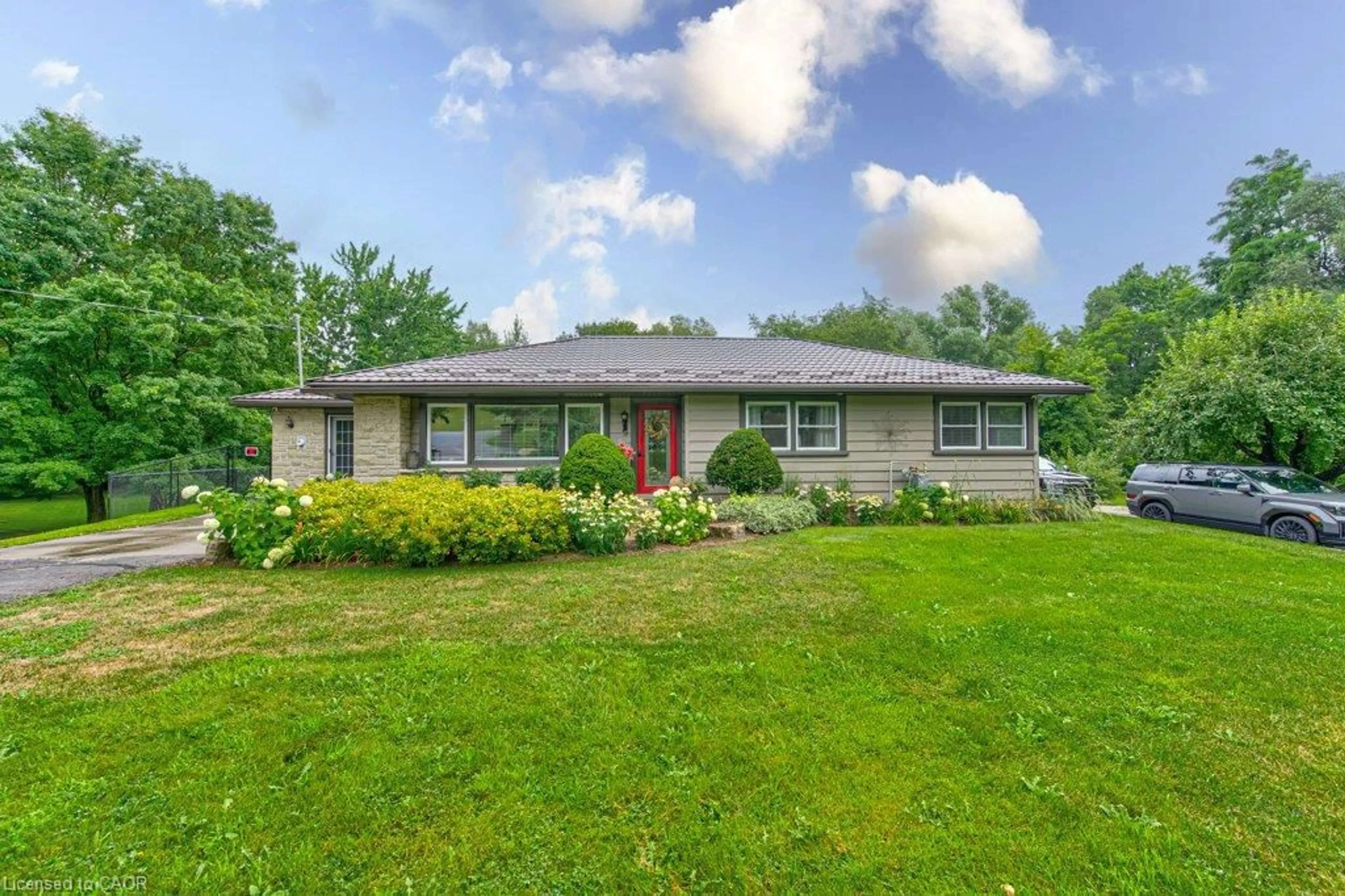 A pic from outside/outdoor area/front of a property/back of a property/a pic from drone, unknown for 1543 Townline Rd, Cambridge Ontario N1T 2J3
