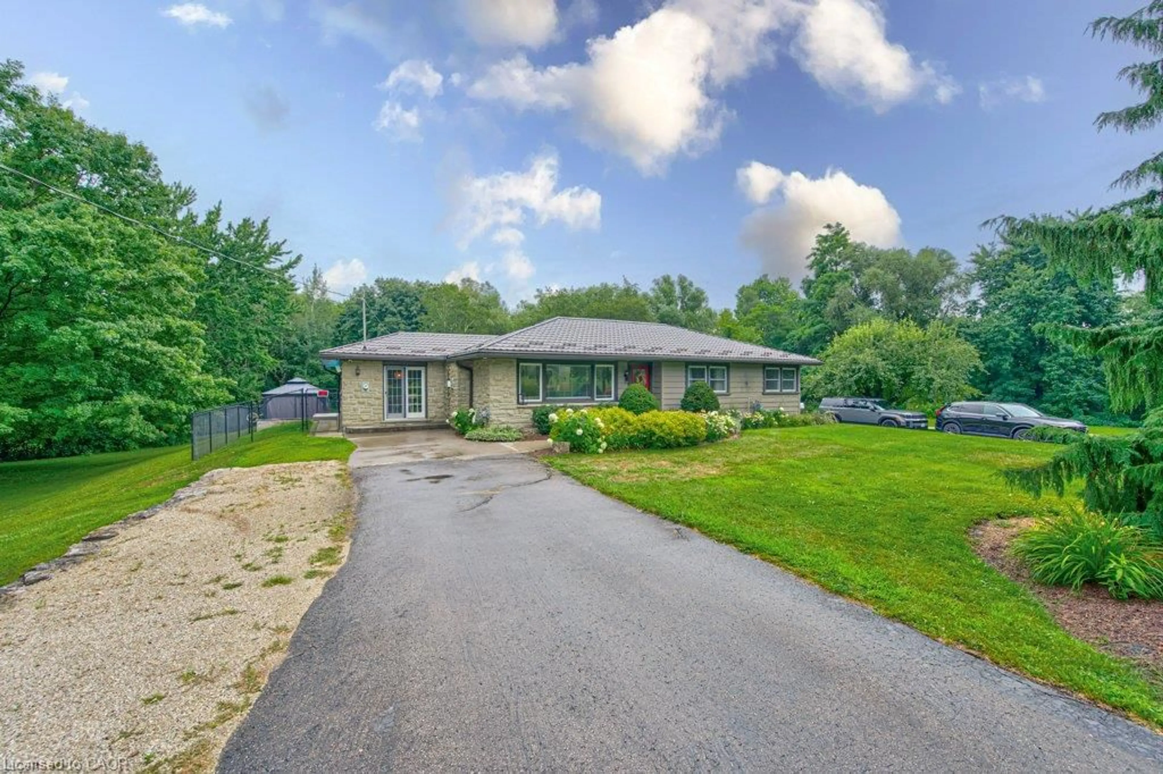 A pic from outside/outdoor area/front of a property/back of a property/a pic from drone, street for 1543 Townline Rd, Cambridge Ontario N1T 2J3