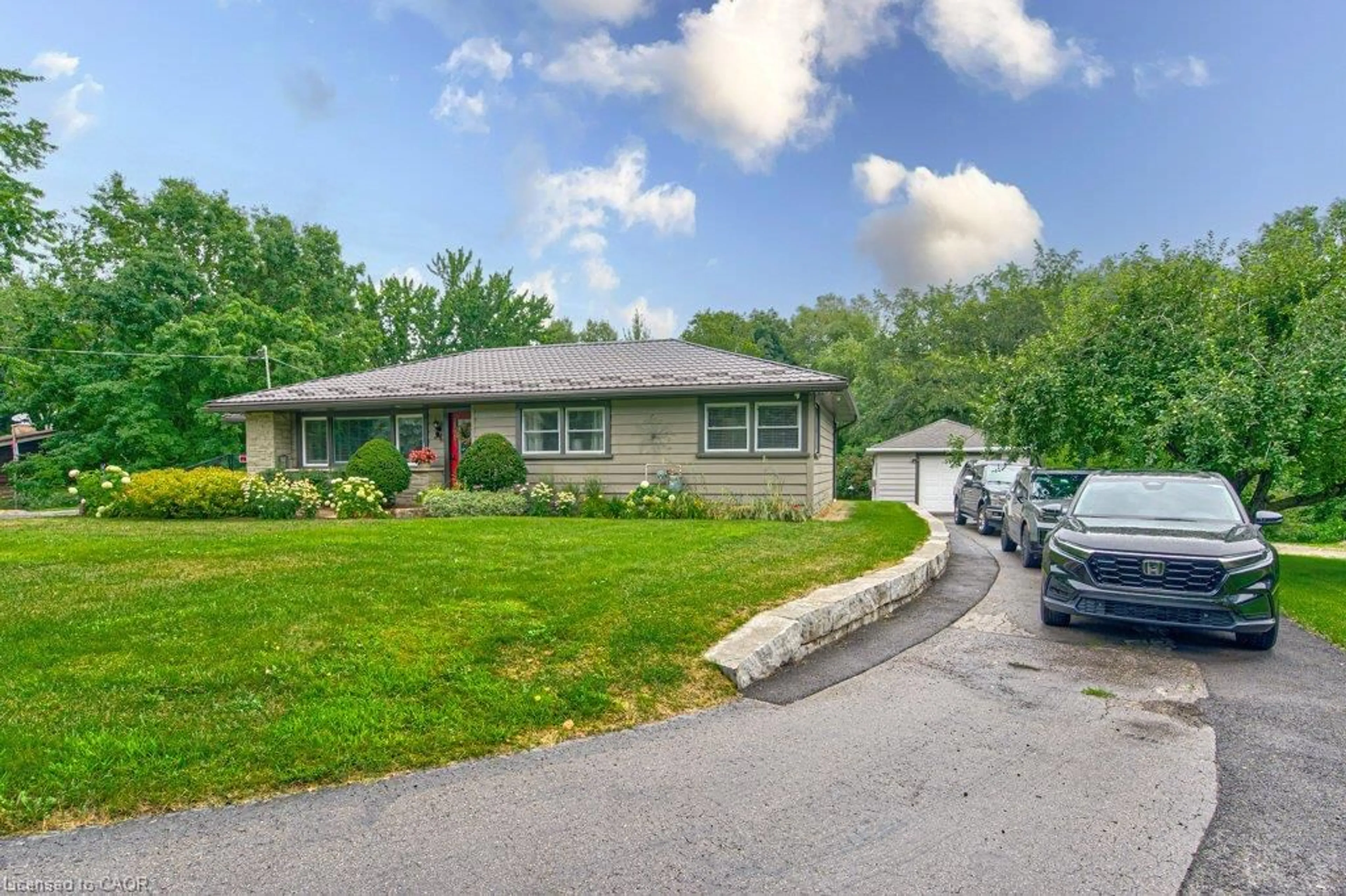 A pic from outside/outdoor area/front of a property/back of a property/a pic from drone, street for 1543 Townline Rd, Cambridge Ontario N1T 2J3