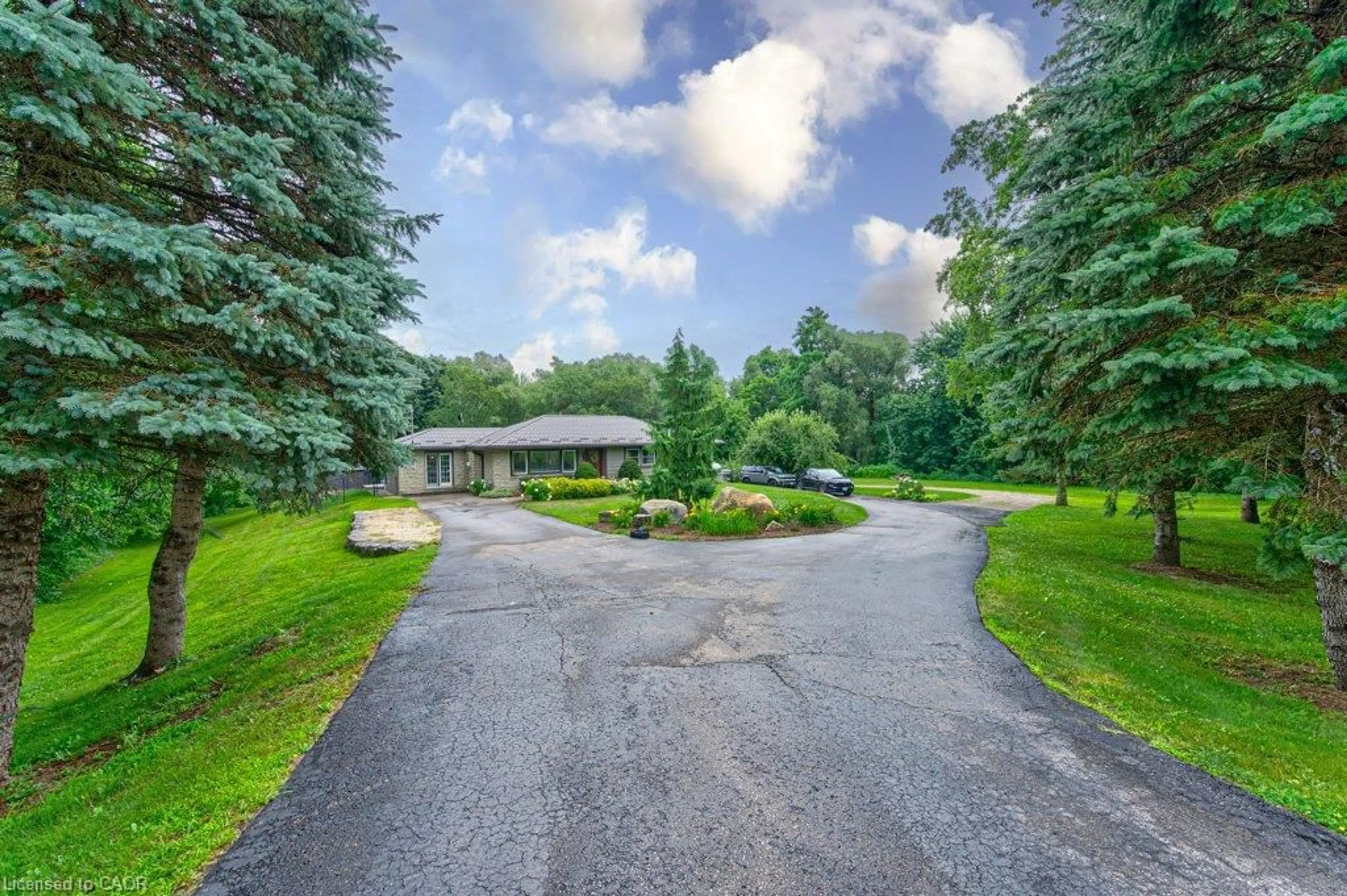 A pic from outside/outdoor area/front of a property/back of a property/a pic from drone, unknown for 1543 Townline Rd, Cambridge Ontario N1T 2J3