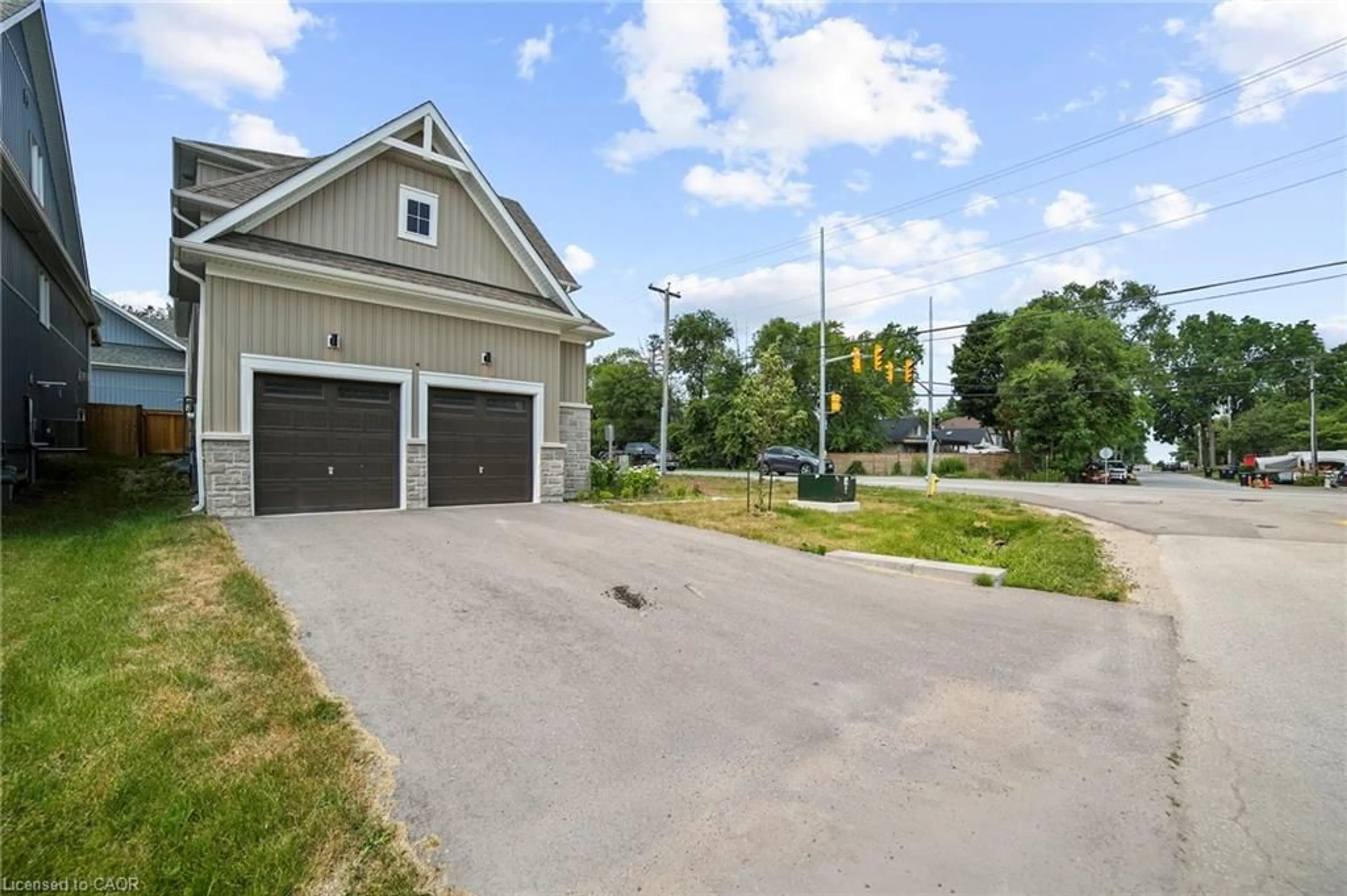 Indoor garage for 3205 Mosley St, Wasaga Beach Ontario L9Z 1V4