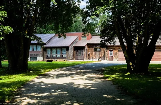 1045 Tremaine Ave, Listowel 2