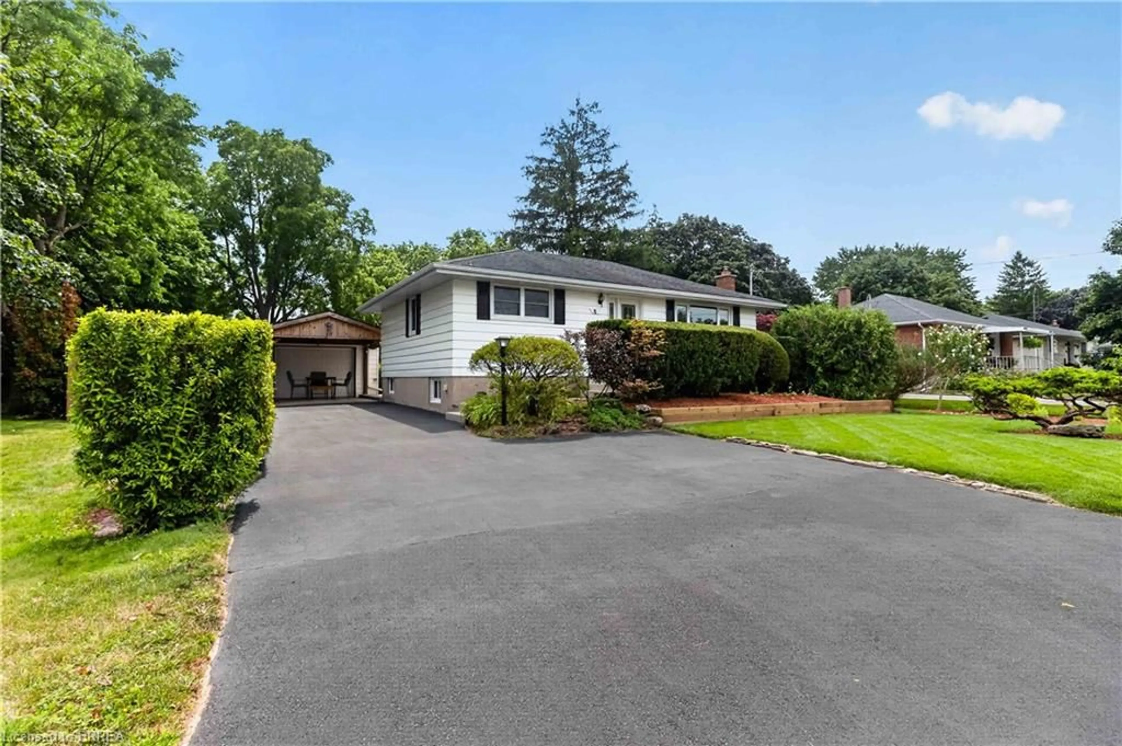A pic from outside/outdoor area/front of a property/back of a property/a pic from drone, street for 8 Avondale Cres, Brantford Ontario N3S 4L5