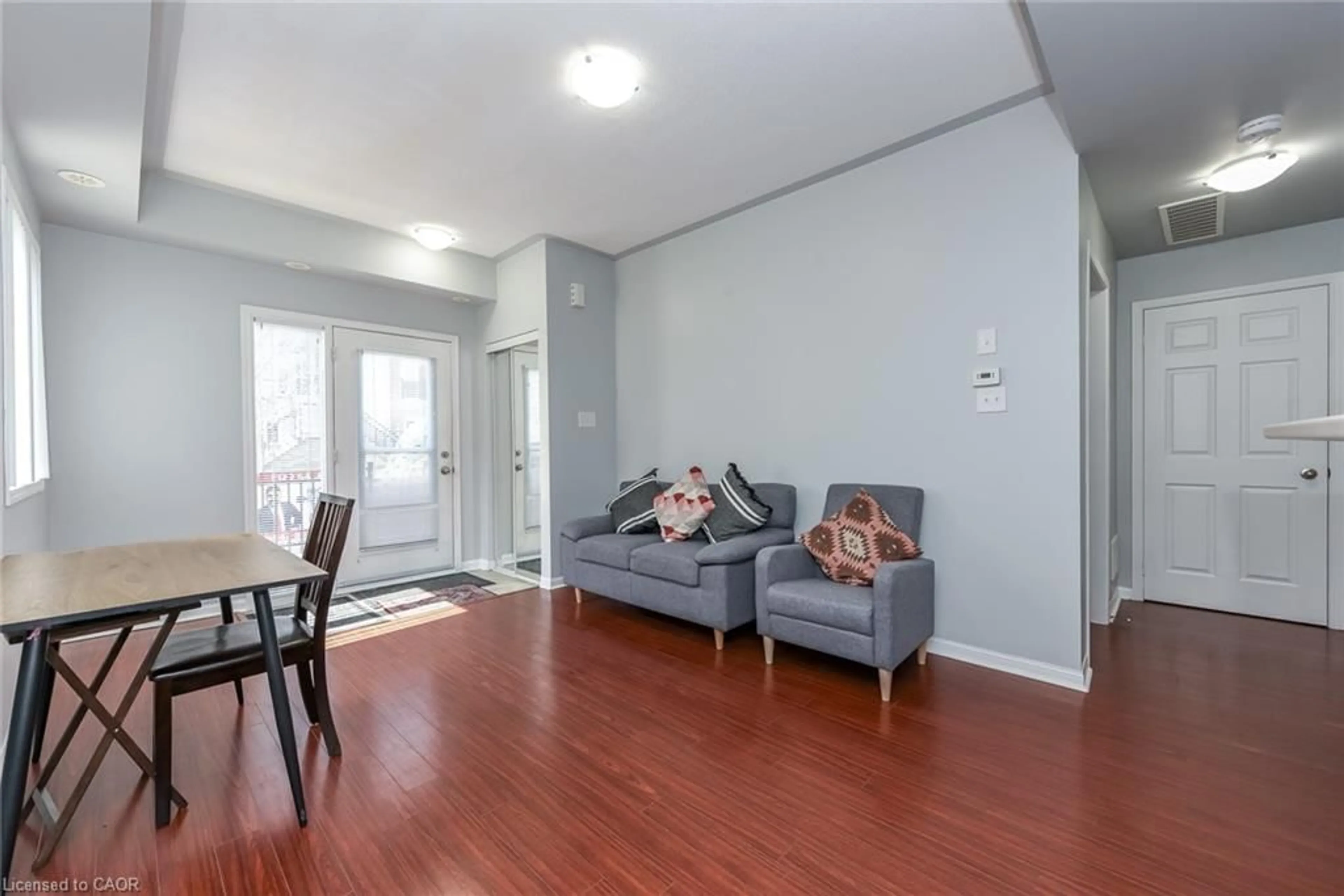 Living room with furniture, wood/laminate floor for 2891 Rio Crt #84, Mississauga Ontario L5M 0S3