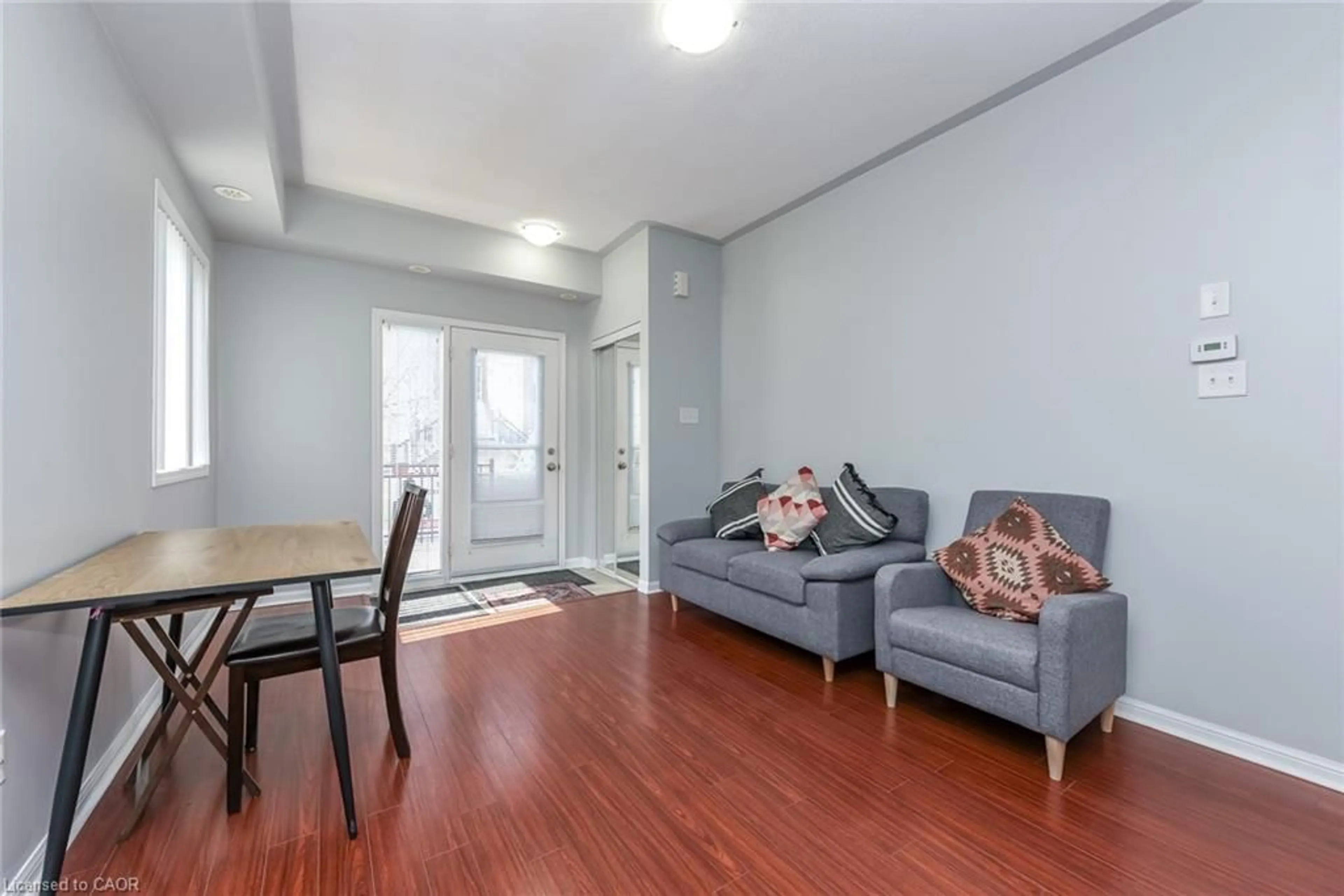 Living room with furniture, wood/laminate floor for 2891 Rio Crt #84, Mississauga Ontario L5M 0S3