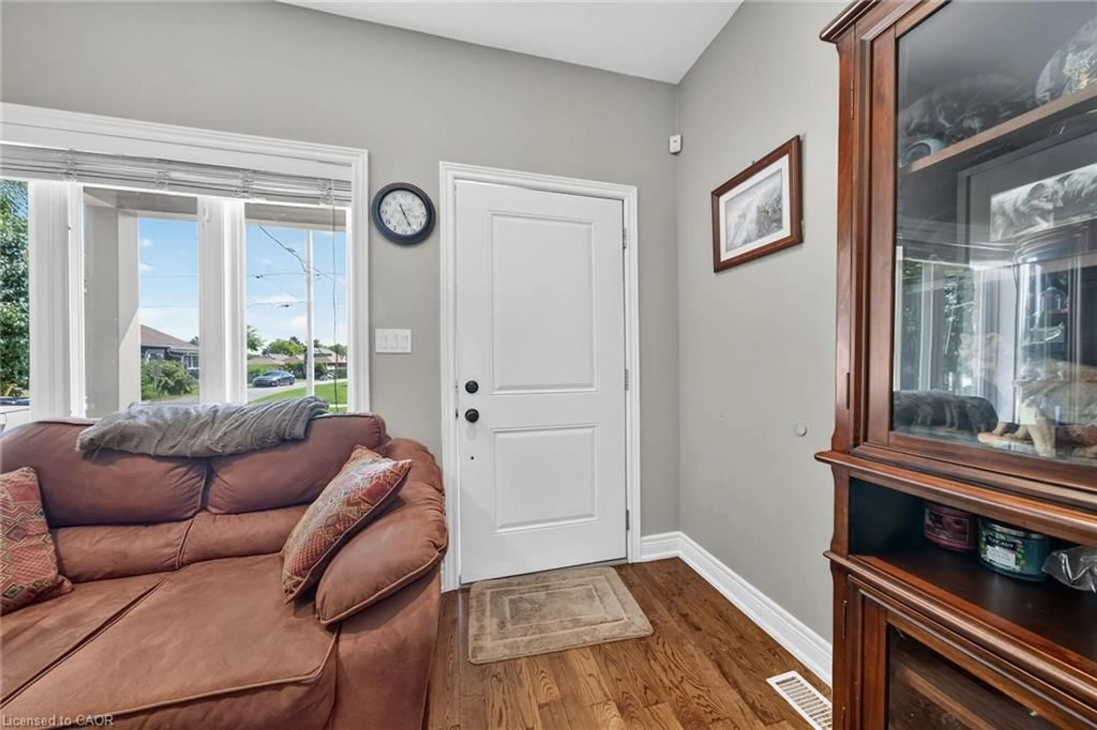 Indoor entryway for 17 Grantham Ave, St. Catharines Ontario L2P 3B3