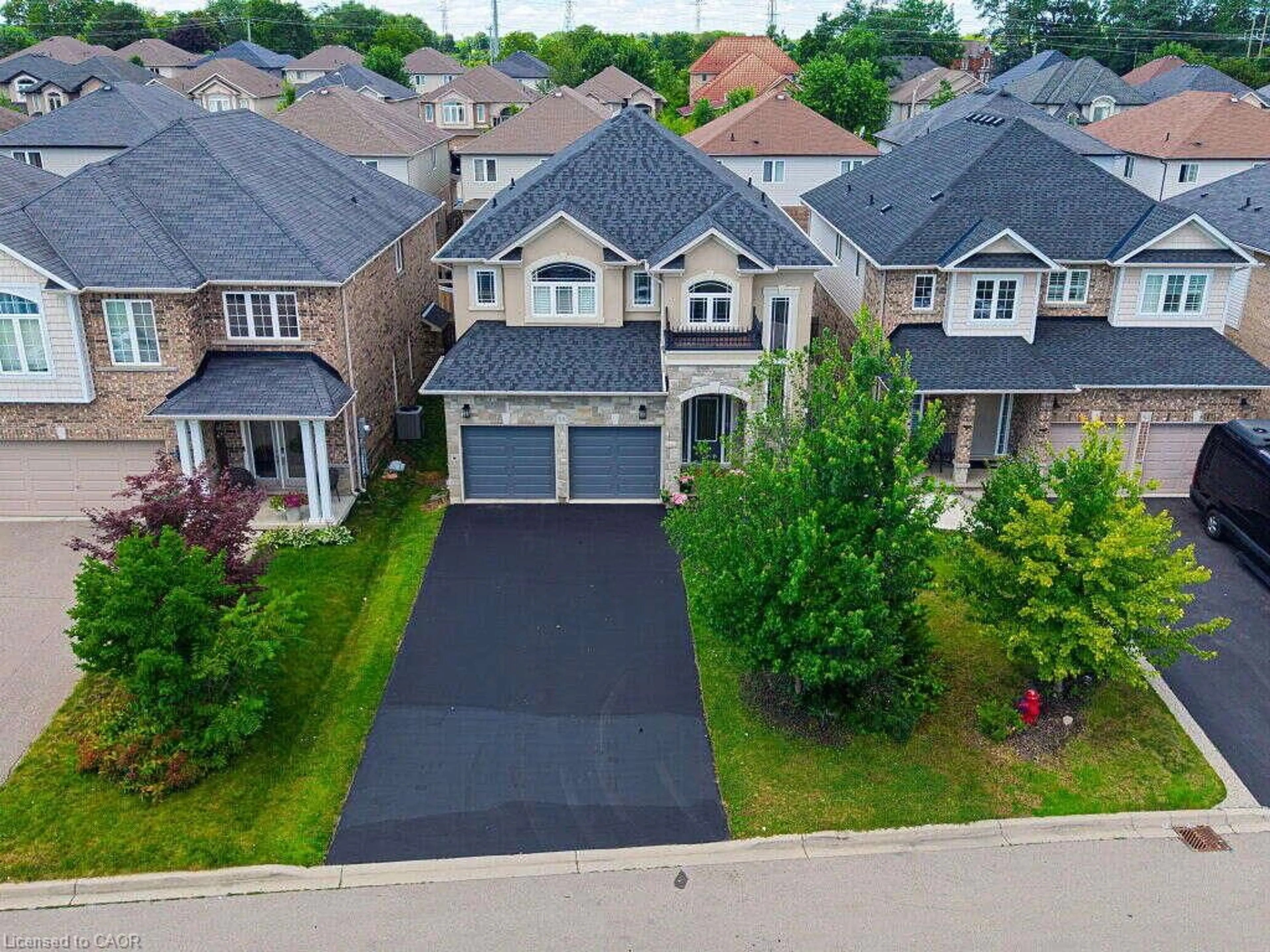 A pic from outside/outdoor area/front of a property/back of a property/a pic from drone, street for 59 Bellstone Lane, Glanbrook Ontario L0R 1W0