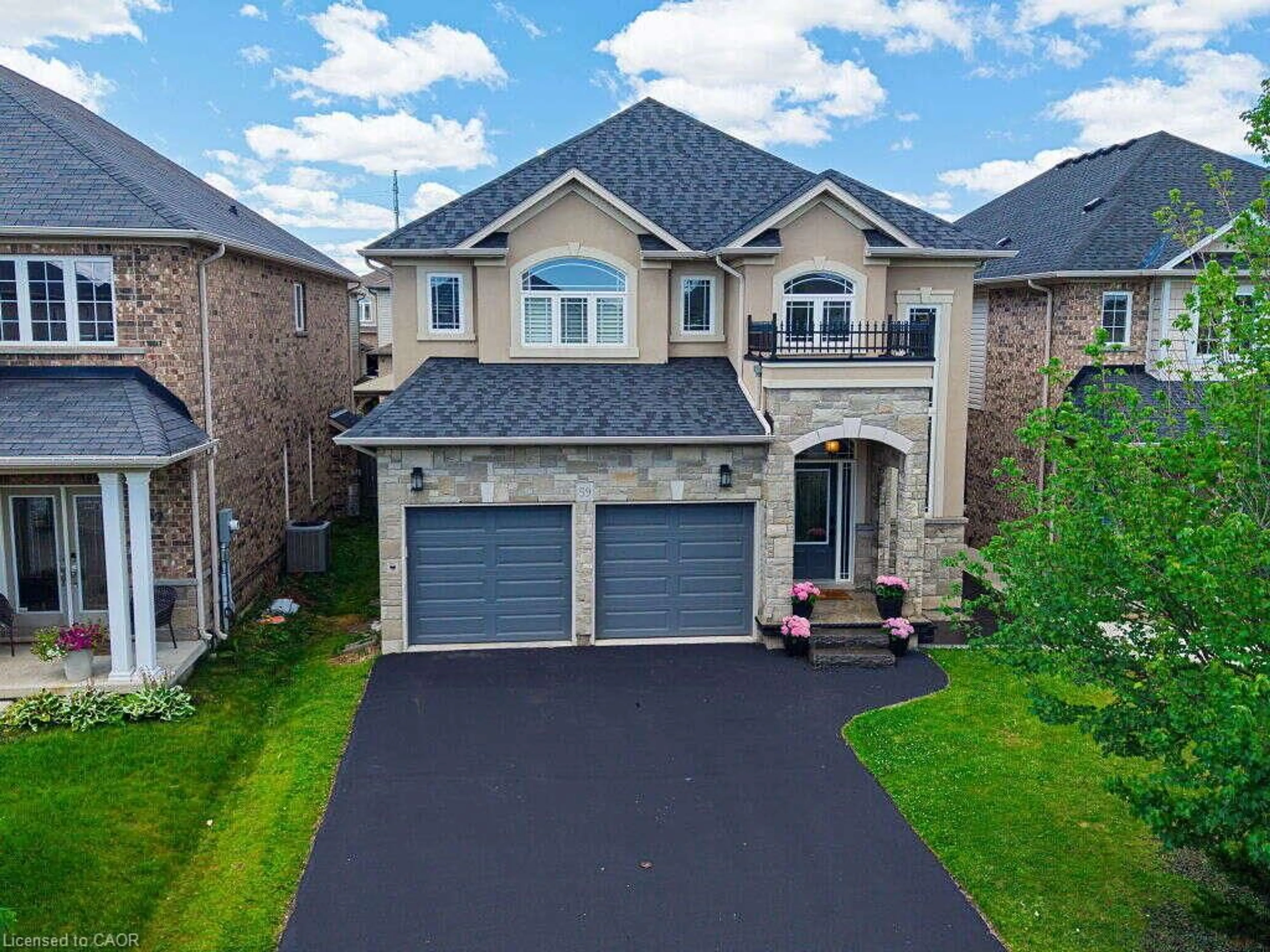 A pic from outside/outdoor area/front of a property/back of a property/a pic from drone, street for 59 Bellstone Lane, Glanbrook Ontario L0R 1W0