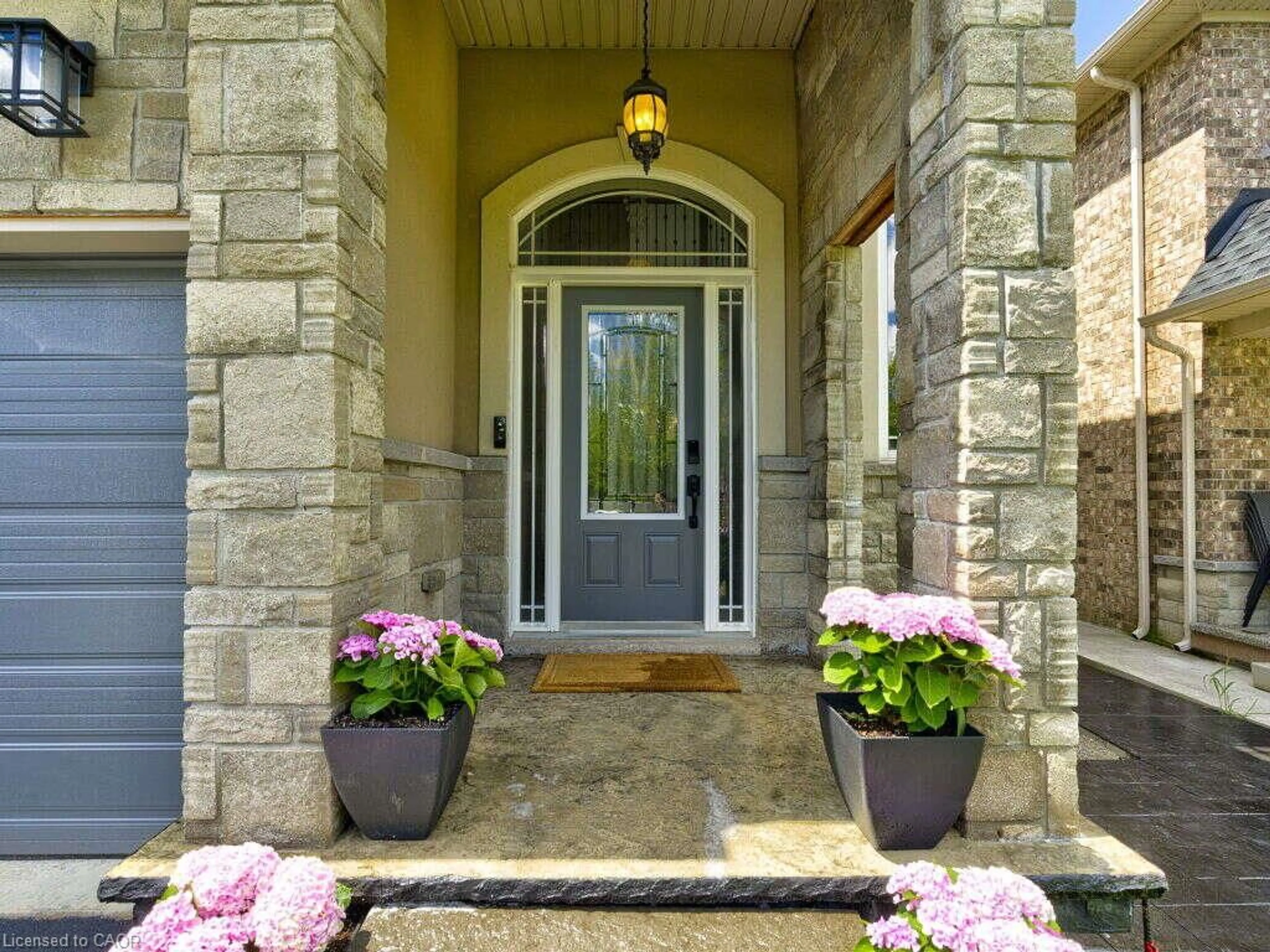 Indoor entryway for 59 Bellstone Lane, Glanbrook Ontario L0R 1W0