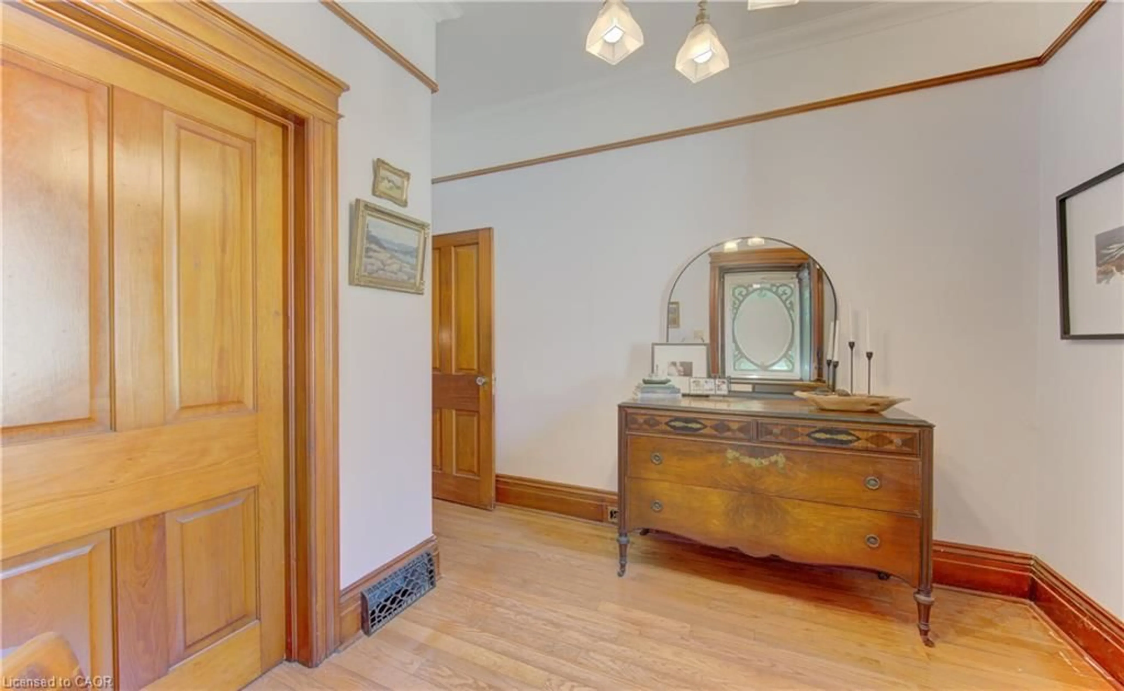 Indoor foyer for 63 Birch St, Cambridge Ontario N1R 2M6