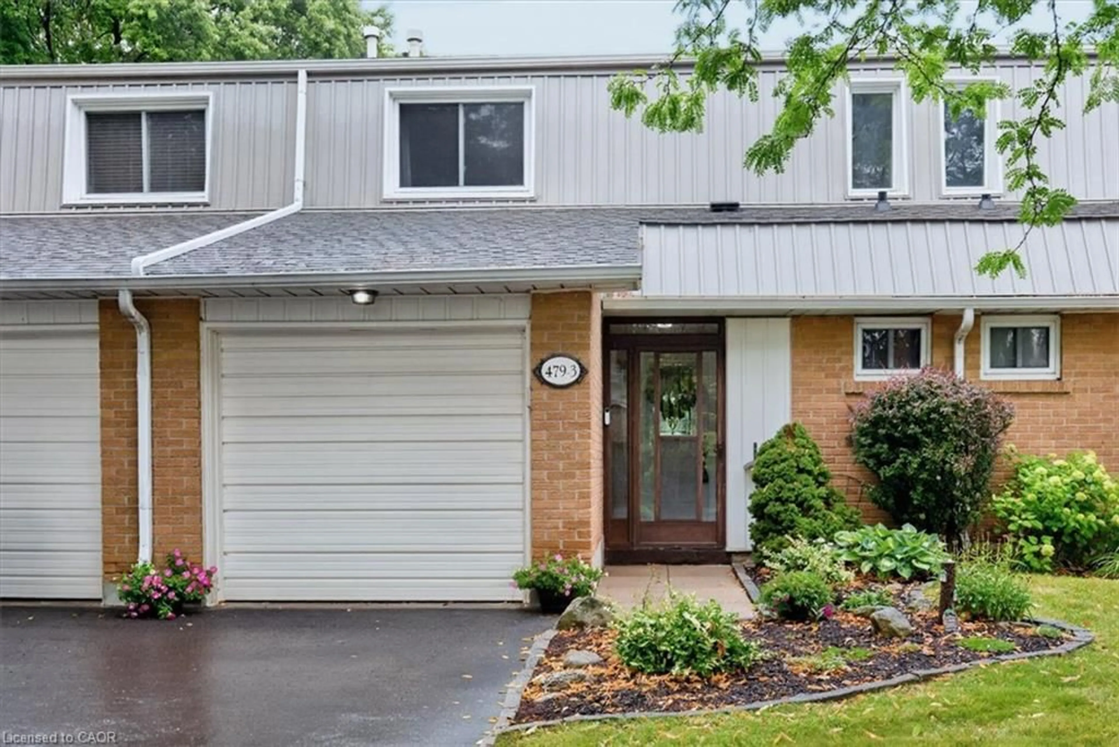 Home with brick exterior material, street for 479 Woodview Rd #3, Burlington Ontario L7N 2Z9