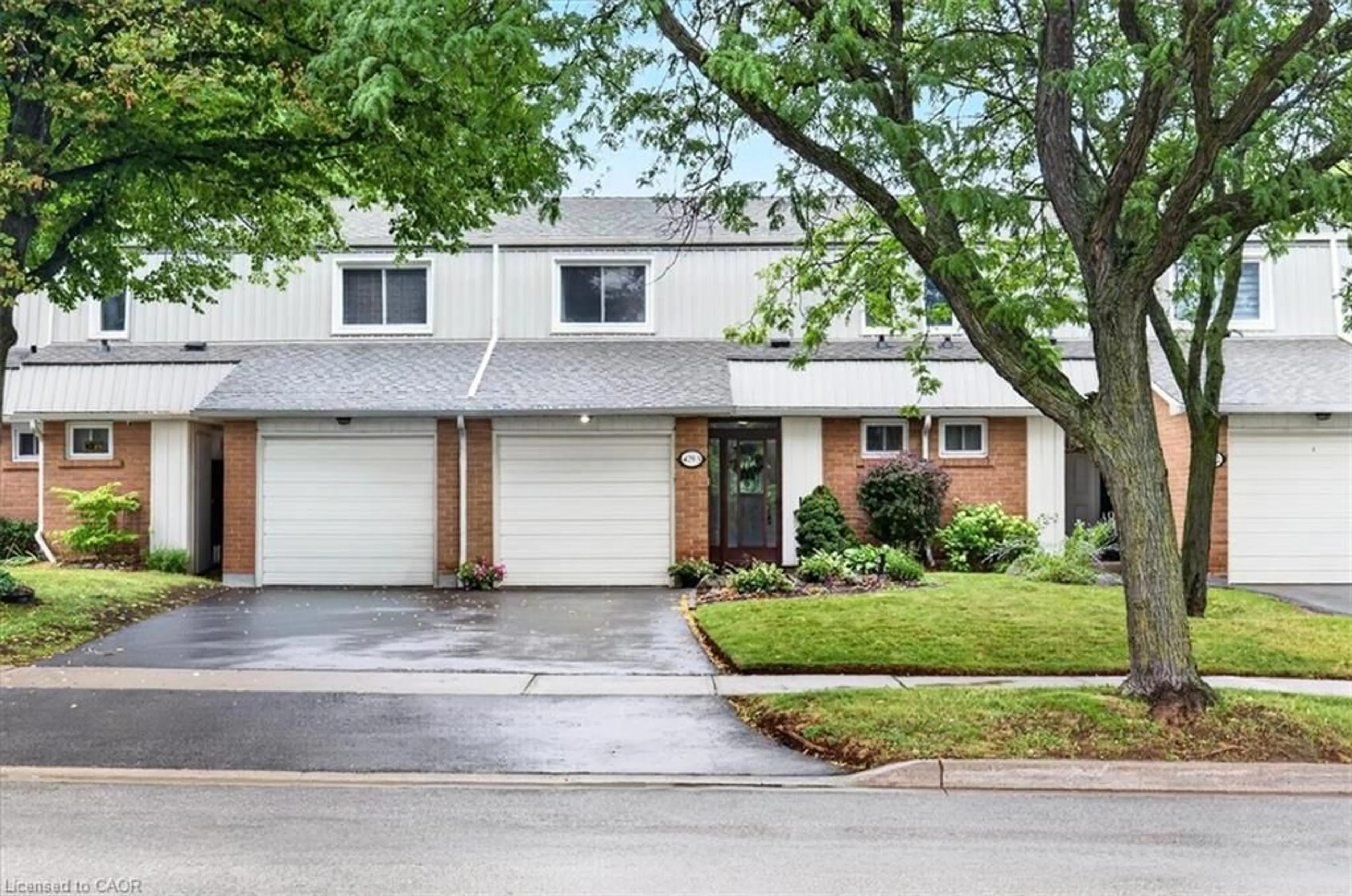 Home with brick exterior material, street for 479 Woodview Rd #3, Burlington Ontario L7N 2Z9