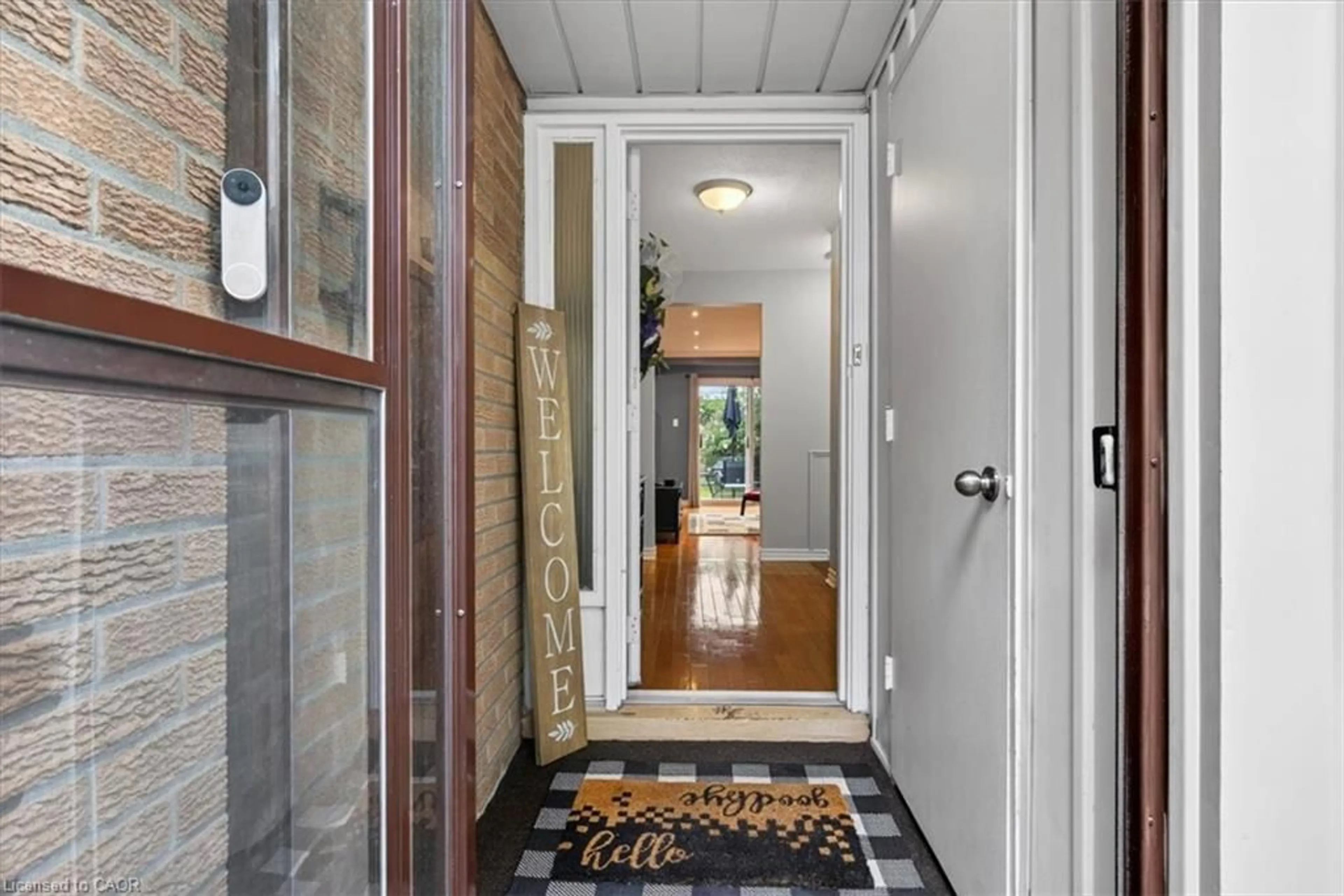Indoor foyer for 479 Woodview Rd #3, Burlington Ontario L7N 2Z9