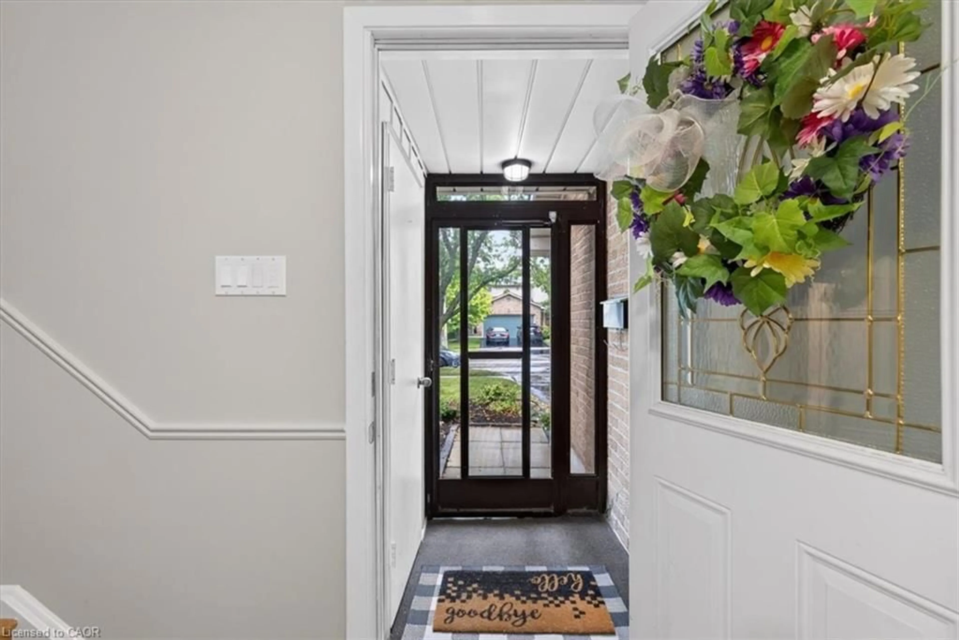Indoor entryway for 479 Woodview Rd #3, Burlington Ontario L7N 2Z9