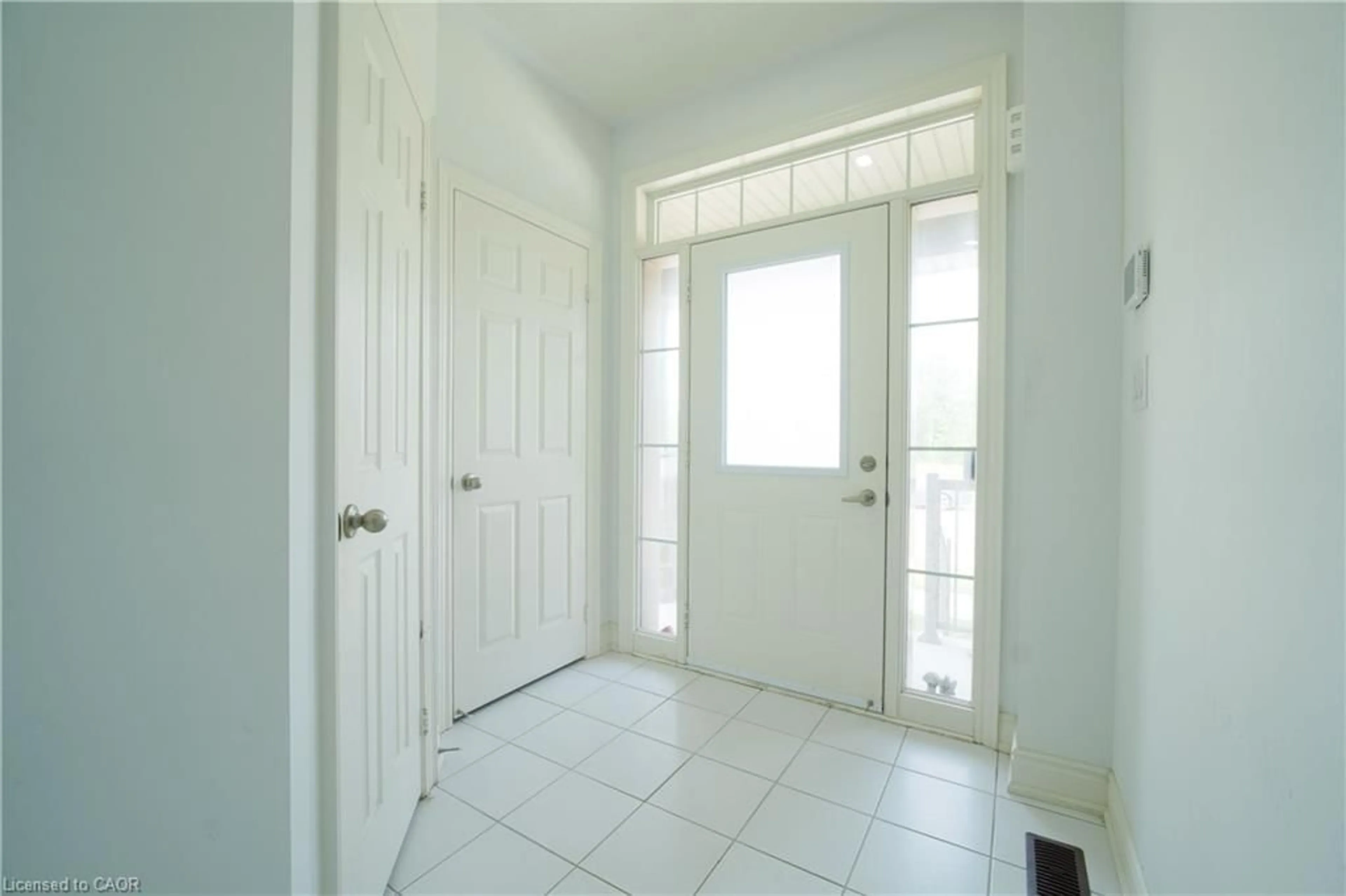 Indoor entryway for 114 Attwater Dr, Cambridge Ontario N1T 0G6