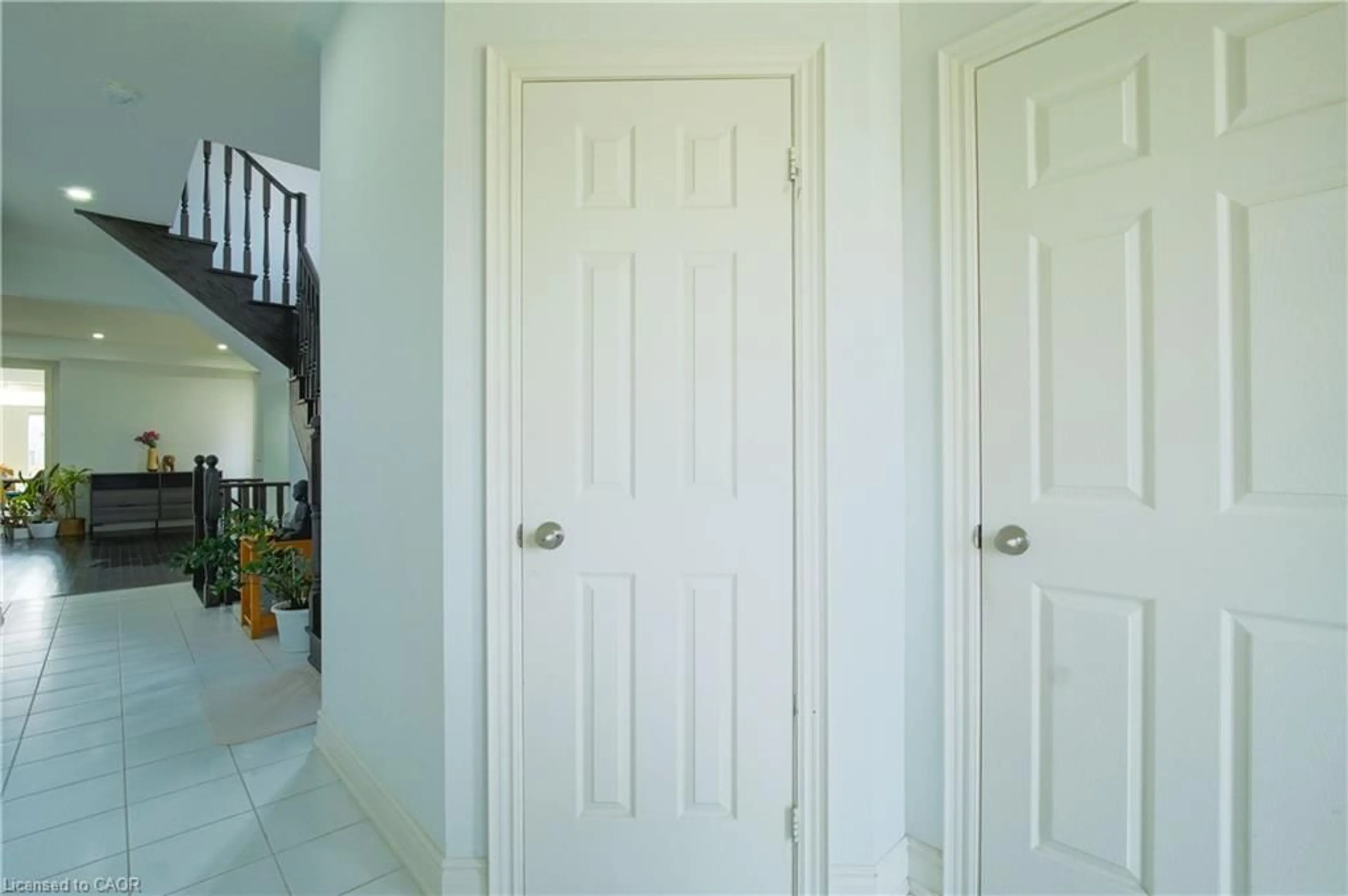 Indoor foyer for 114 Attwater Dr, Cambridge Ontario N1T 0G6