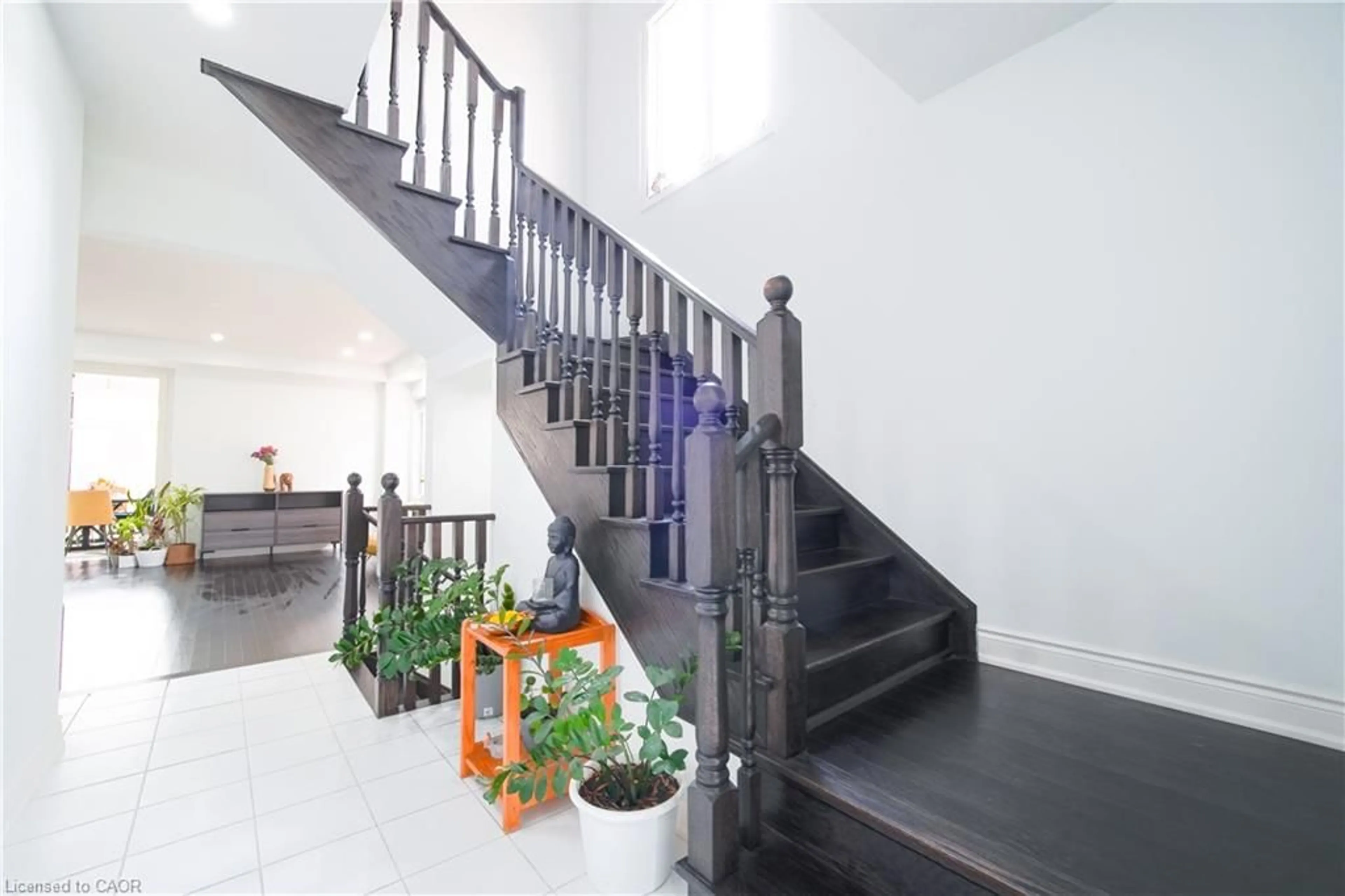 Indoor foyer for 114 Attwater Dr, Cambridge Ontario N1T 0G6