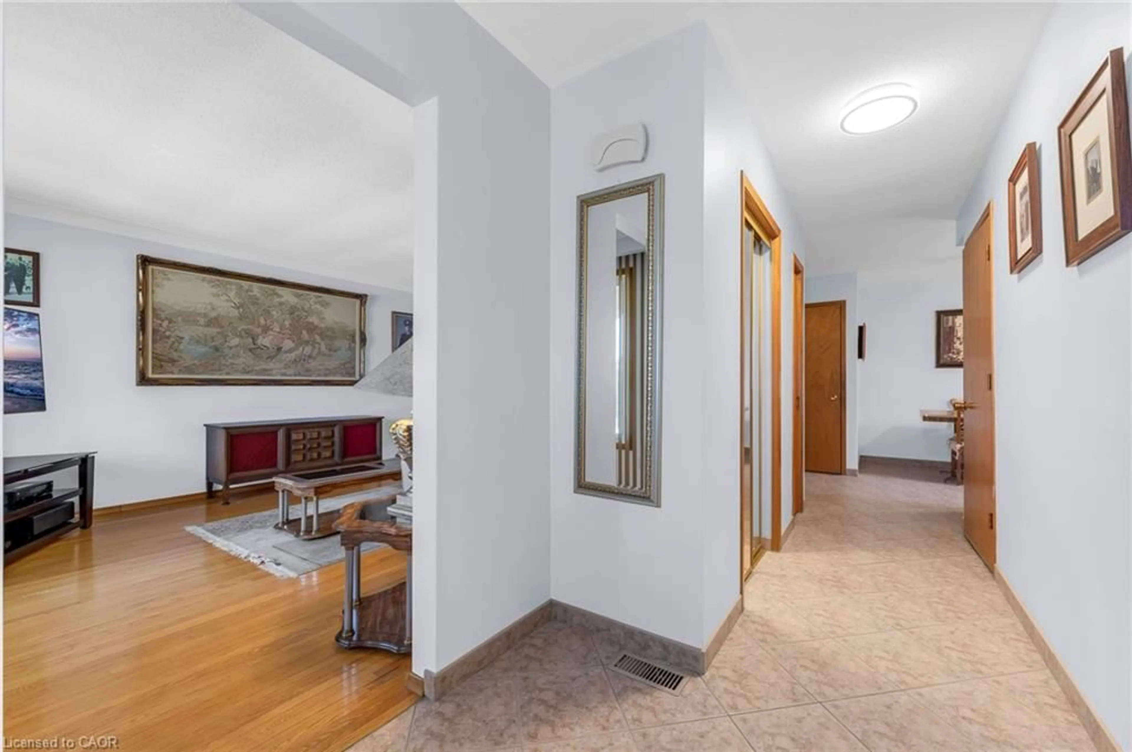 Indoor foyer for 150 Marcella Cres, Hamilton Ontario L8K 6G3