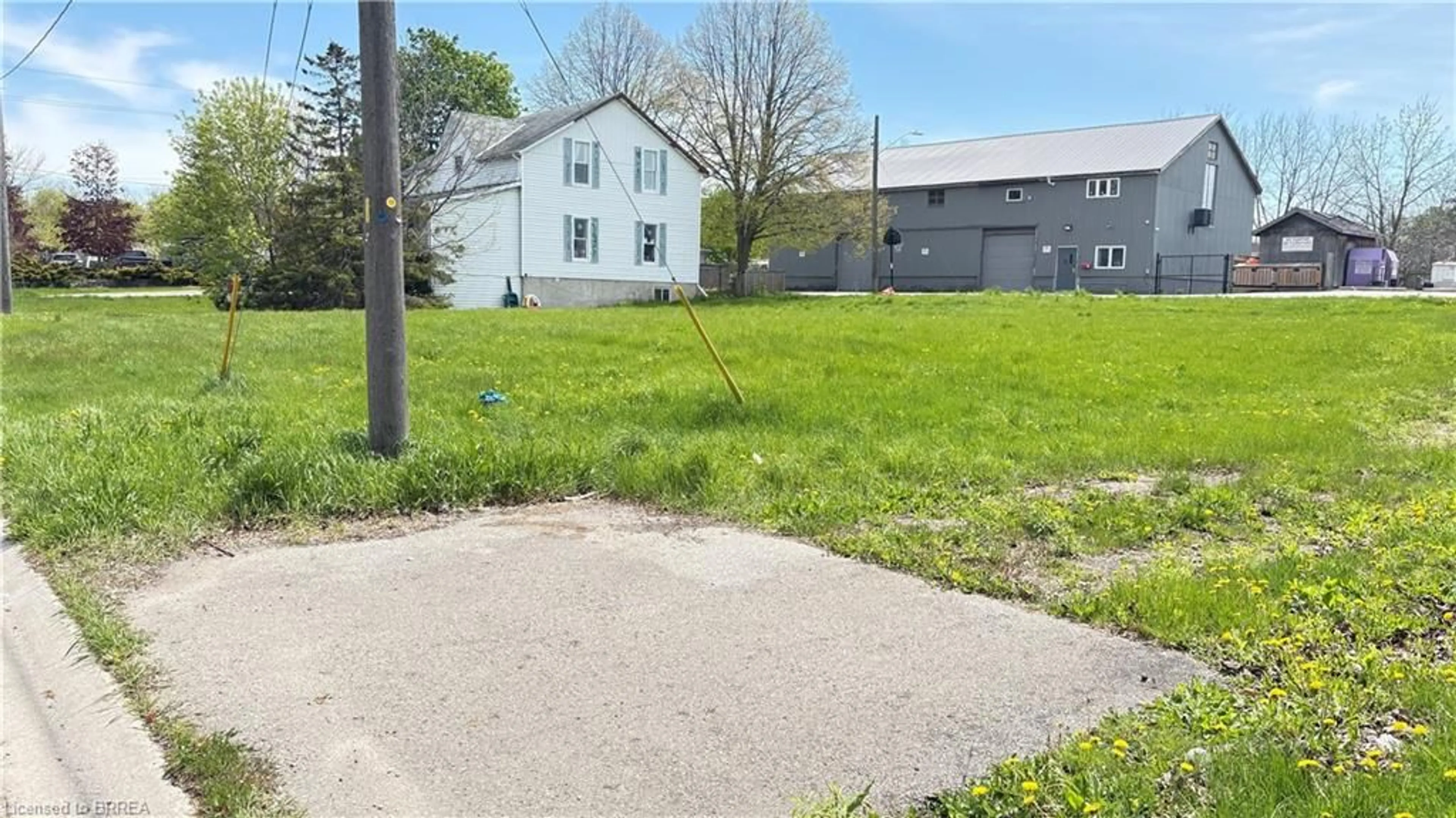 A pic from outside/outdoor area/front of a property/back of a property/a pic from drone, street for 6 Brydges St, Paris Ontario N3L 1R4