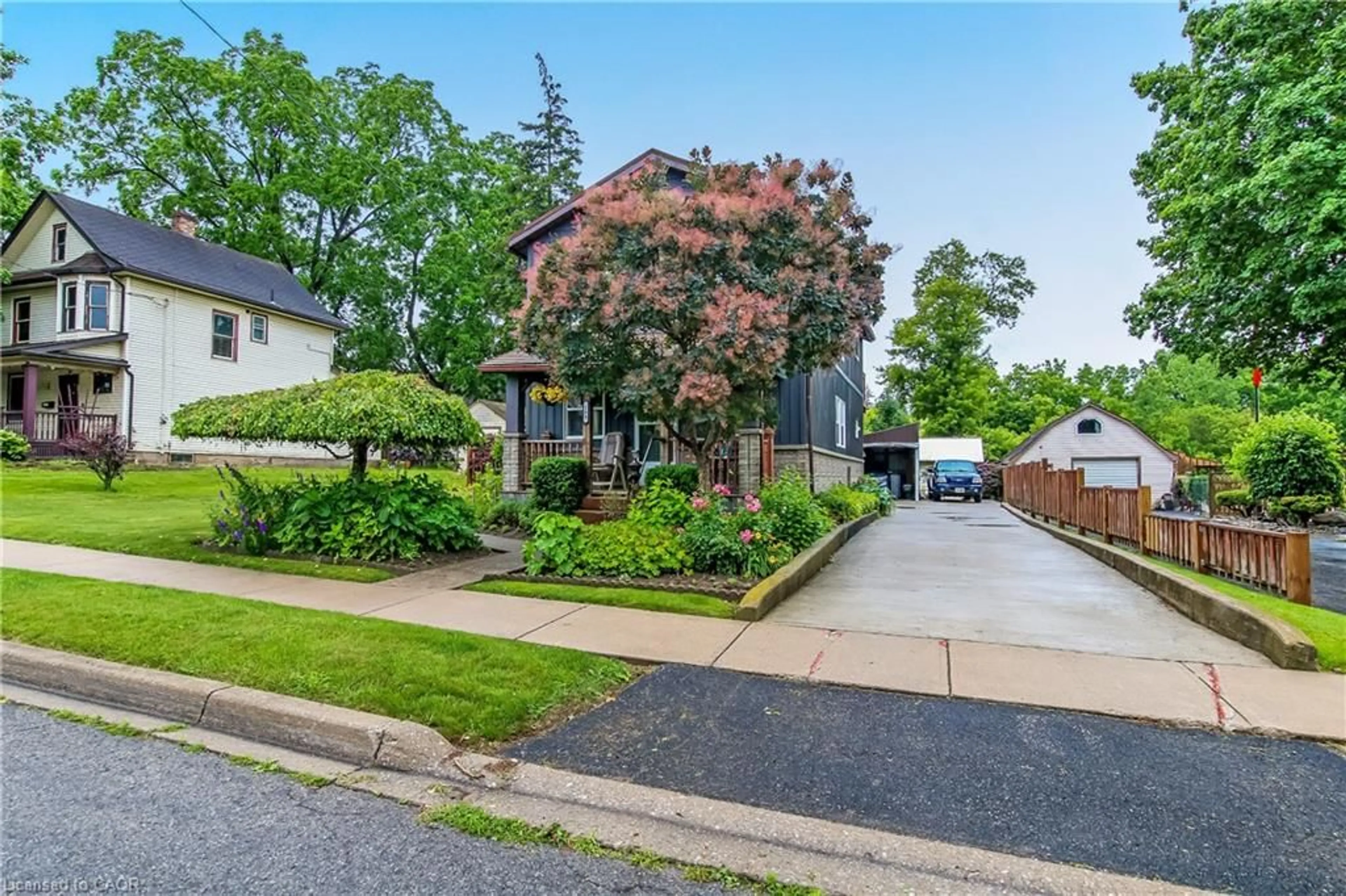 A pic from outside/outdoor area/front of a property/back of a property/a pic from drone, street for 164 Head St, Simcoe Ontario N3Y 3X5
