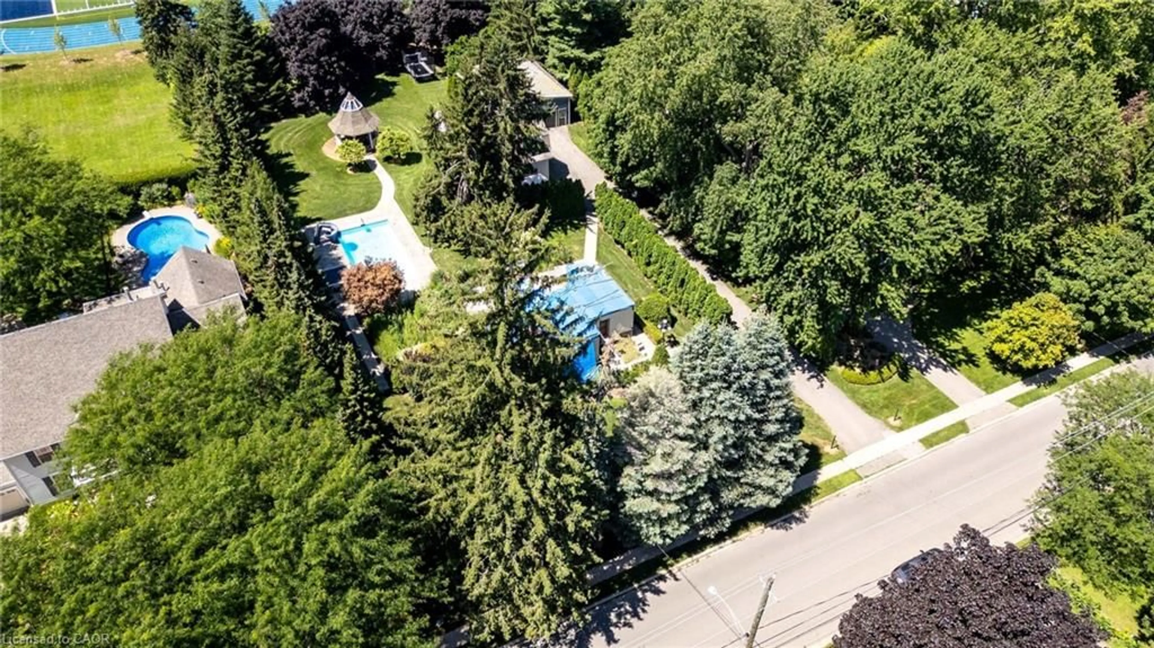A pic from outside/outdoor area/front of a property/back of a property/a pic from drone, street for 21 Kerman Ave, Grimsby Ontario L5M 3W3