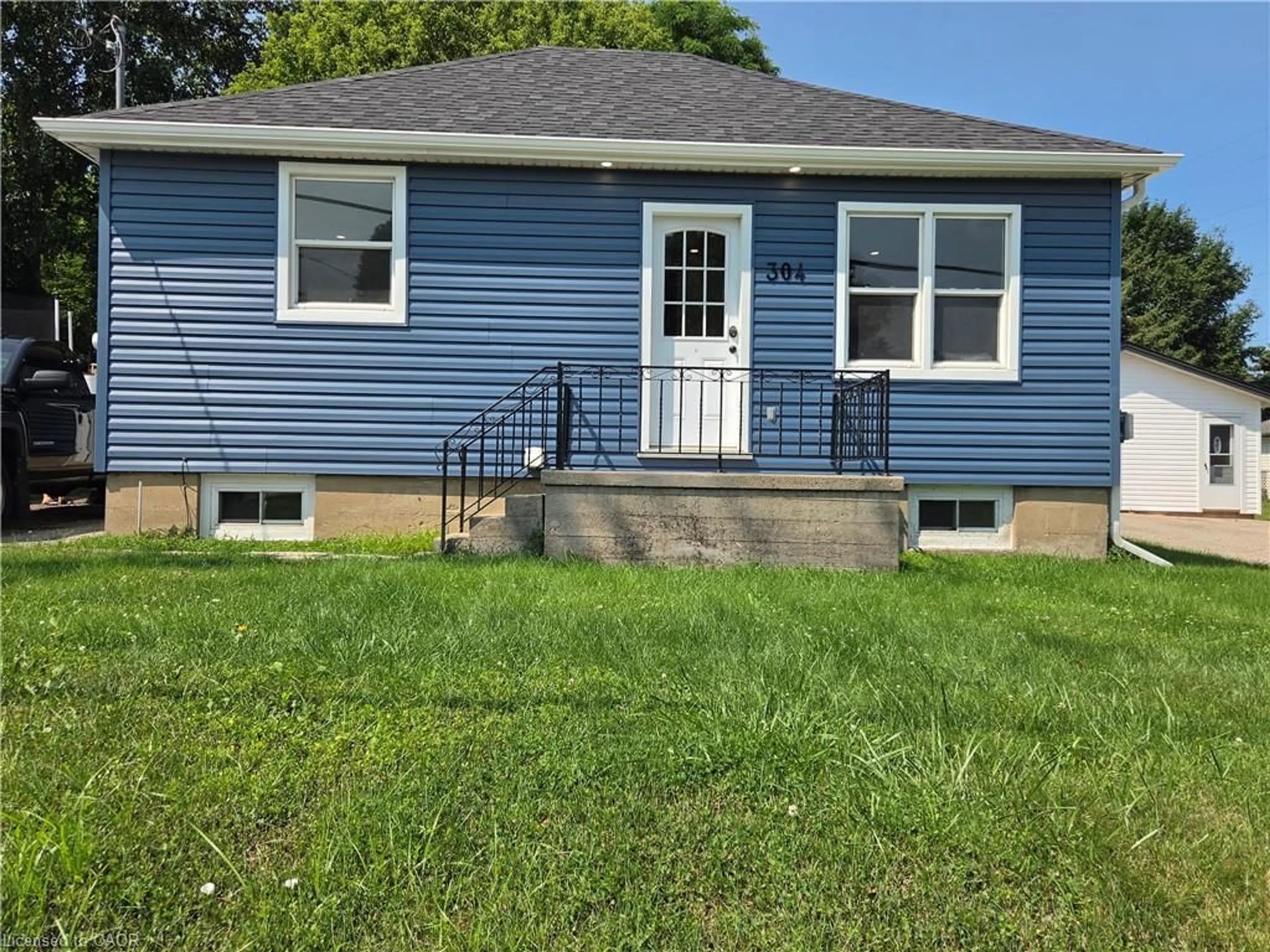 Home with vinyl exterior material, street for 304 Mill St, Woodstock Ontario N4S 2X5
