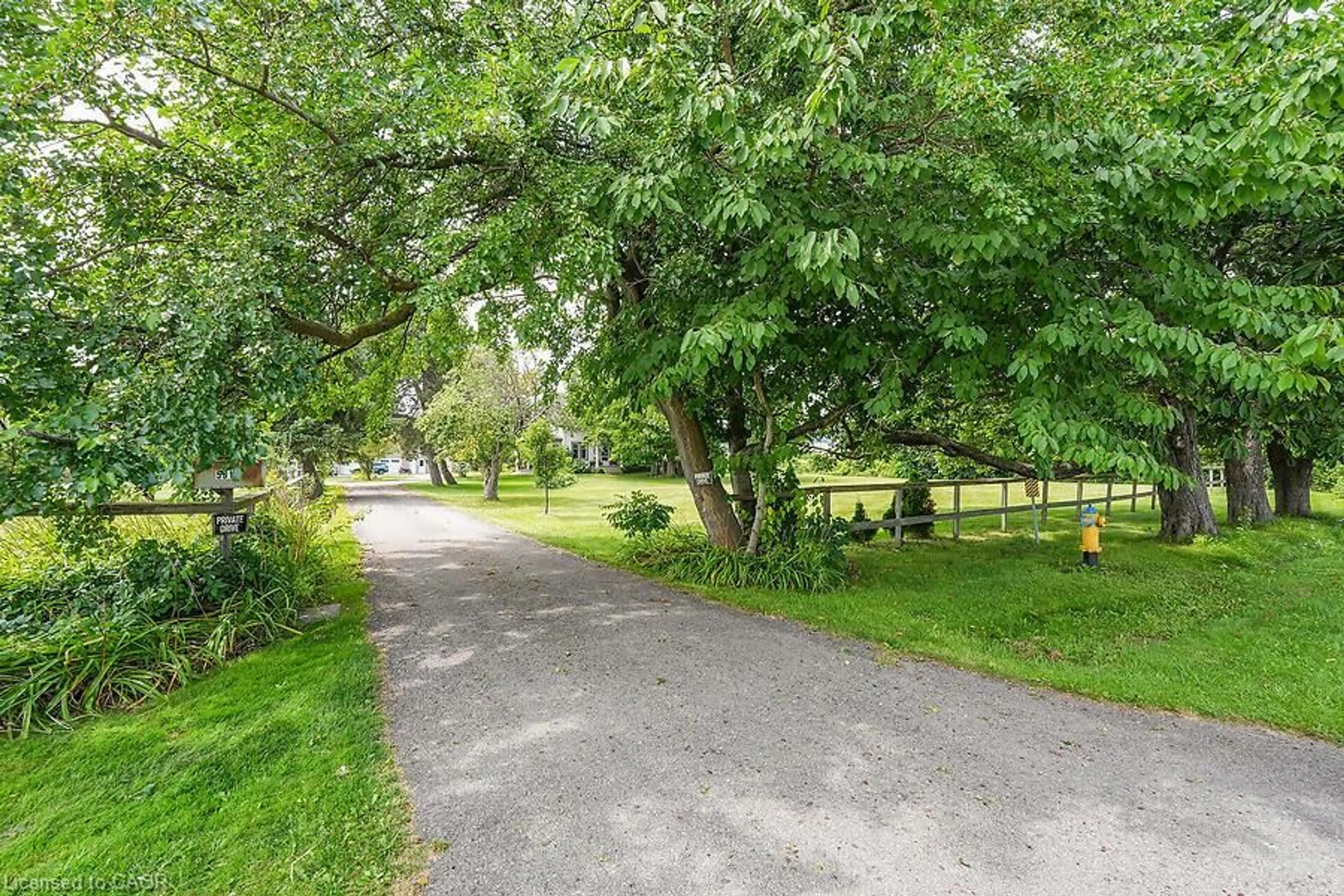 A pic from outside/outdoor area/front of a property/back of a property/a pic from drone, street for 591 Main St, Grimsby Ontario L3M 1V1