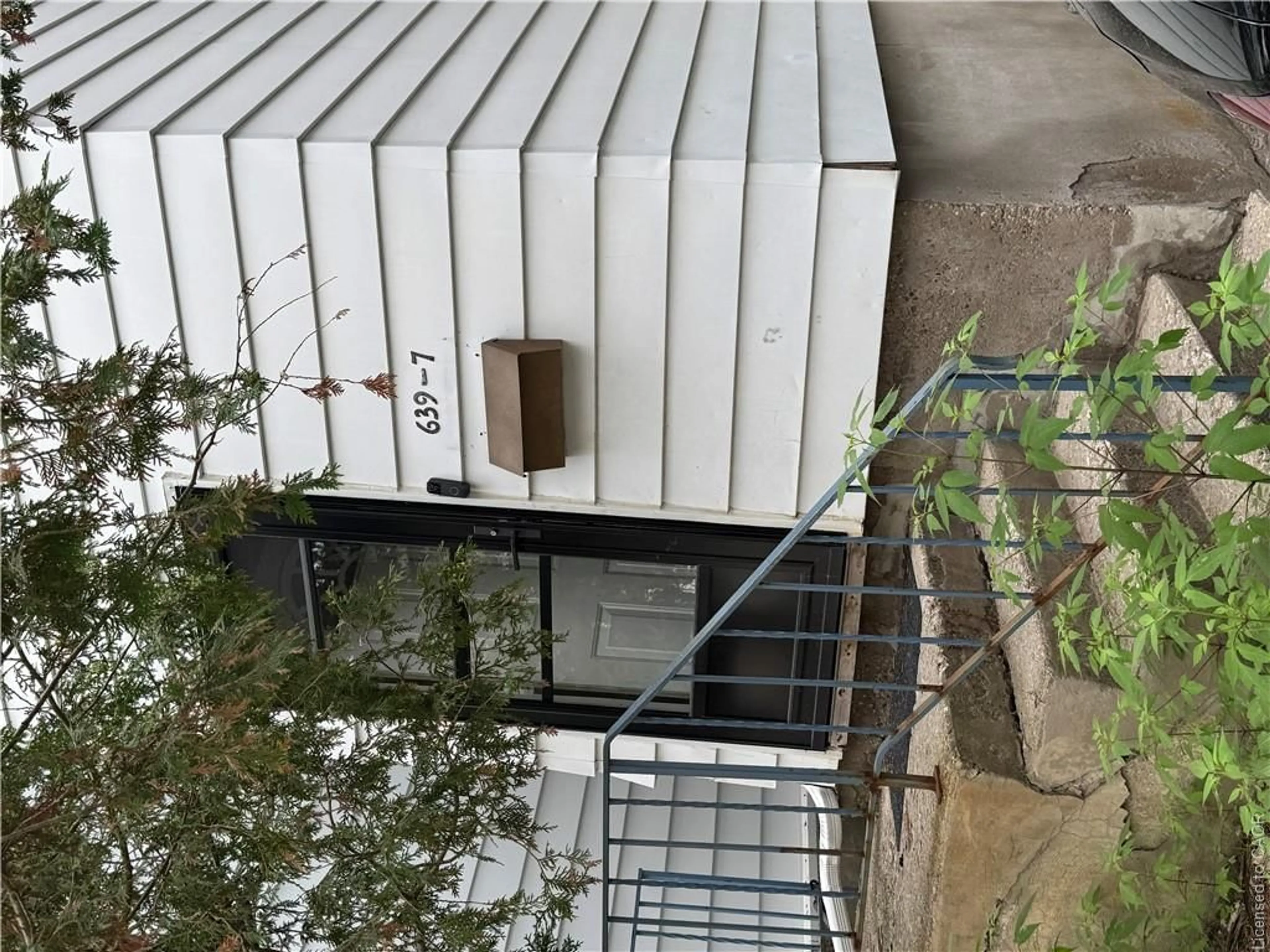 A pic from outside/outdoor area/front of a property/back of a property/a pic from drone, building for 639 Albert St #7, Waterloo Ontario N2L 3V5
