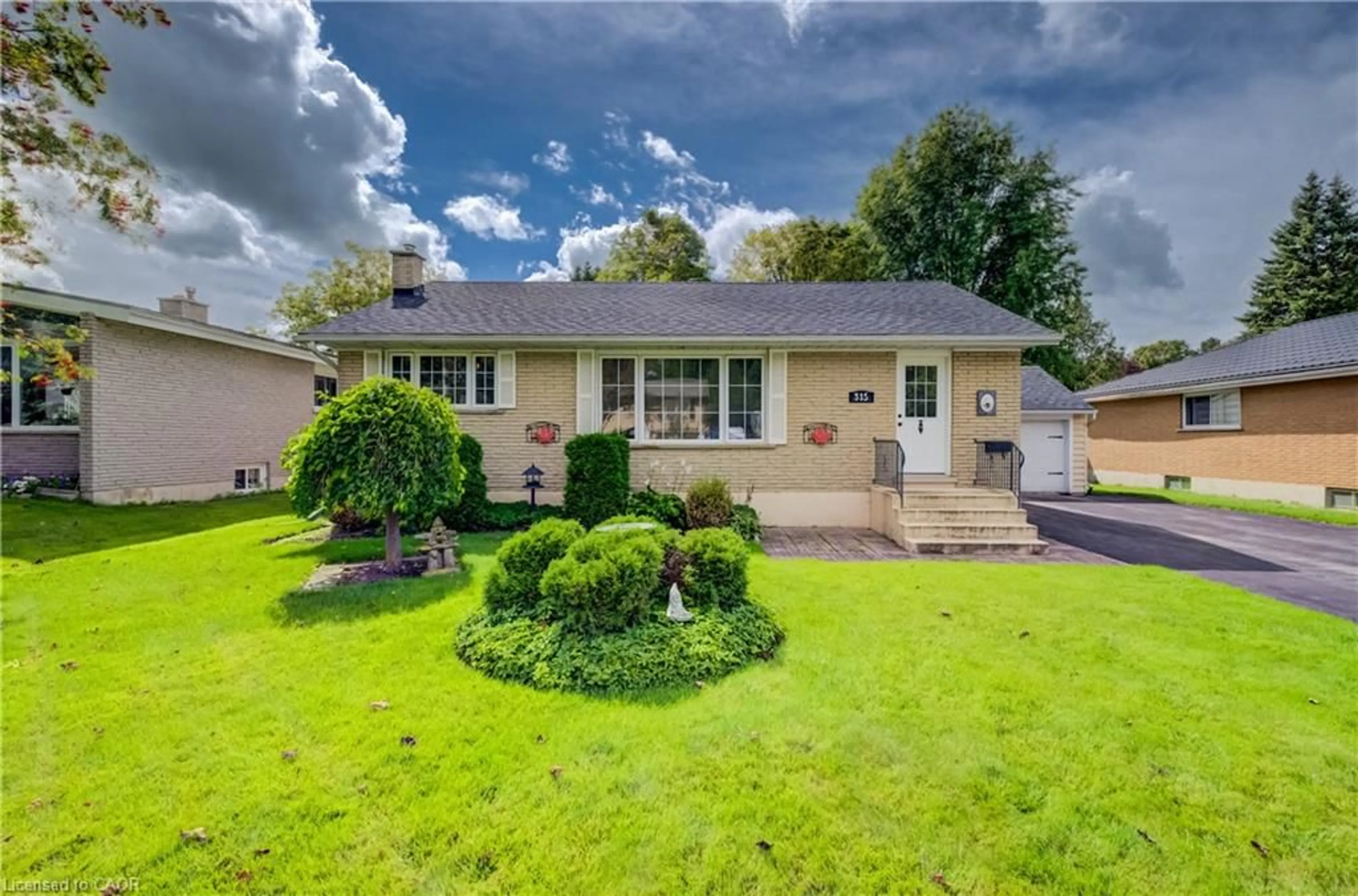 Home with vinyl exterior material, street for 315 Perth St, Mount Forest Ontario N0G 2L1