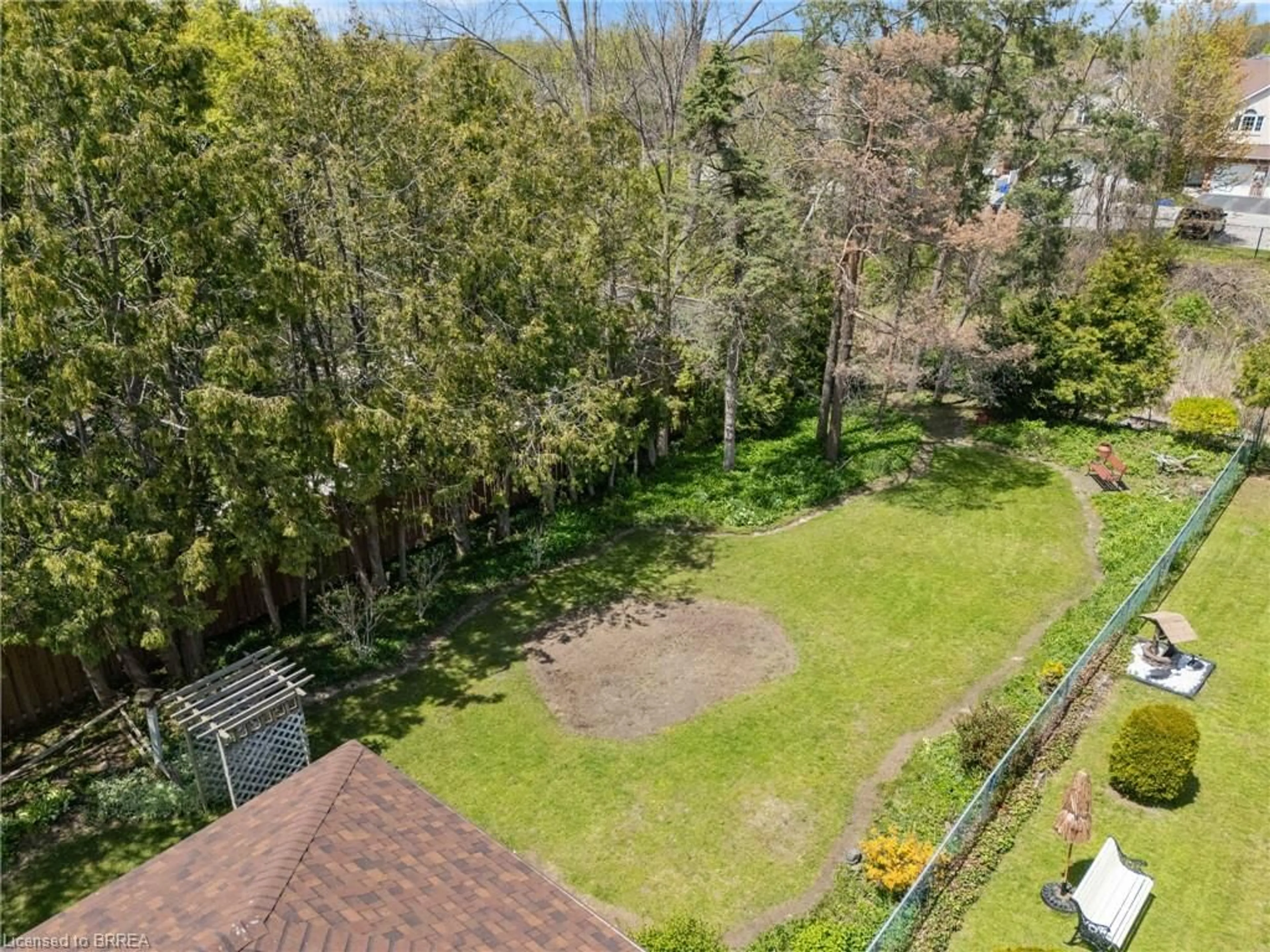 A pic from outside/outdoor area/front of a property/back of a property/a pic from drone, forest/trees view for 404 Grey St, Brantford Ontario N3S 4X4