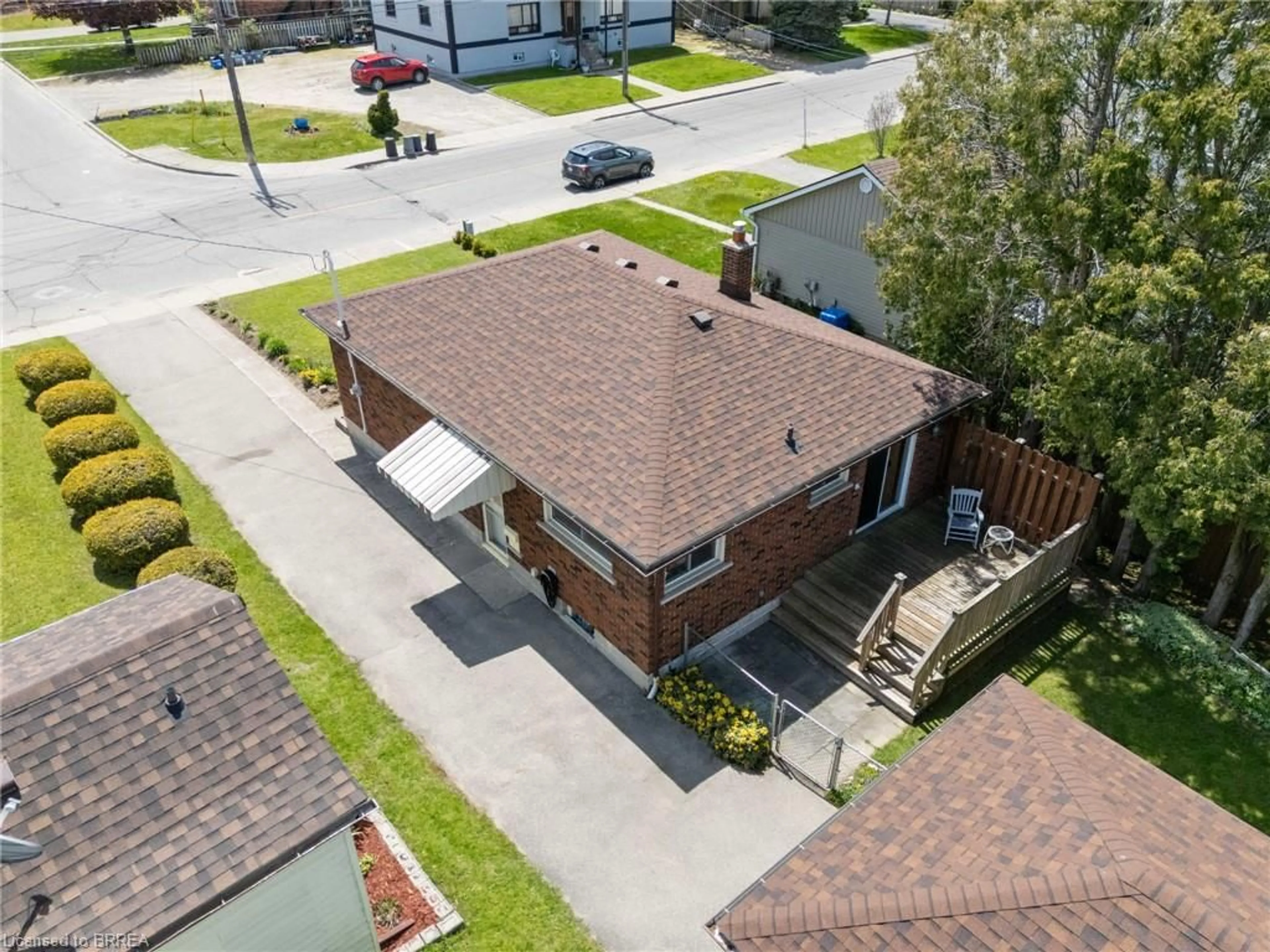 A pic from outside/outdoor area/front of a property/back of a property/a pic from drone, street for 404 Grey St, Brantford Ontario N3S 4X4