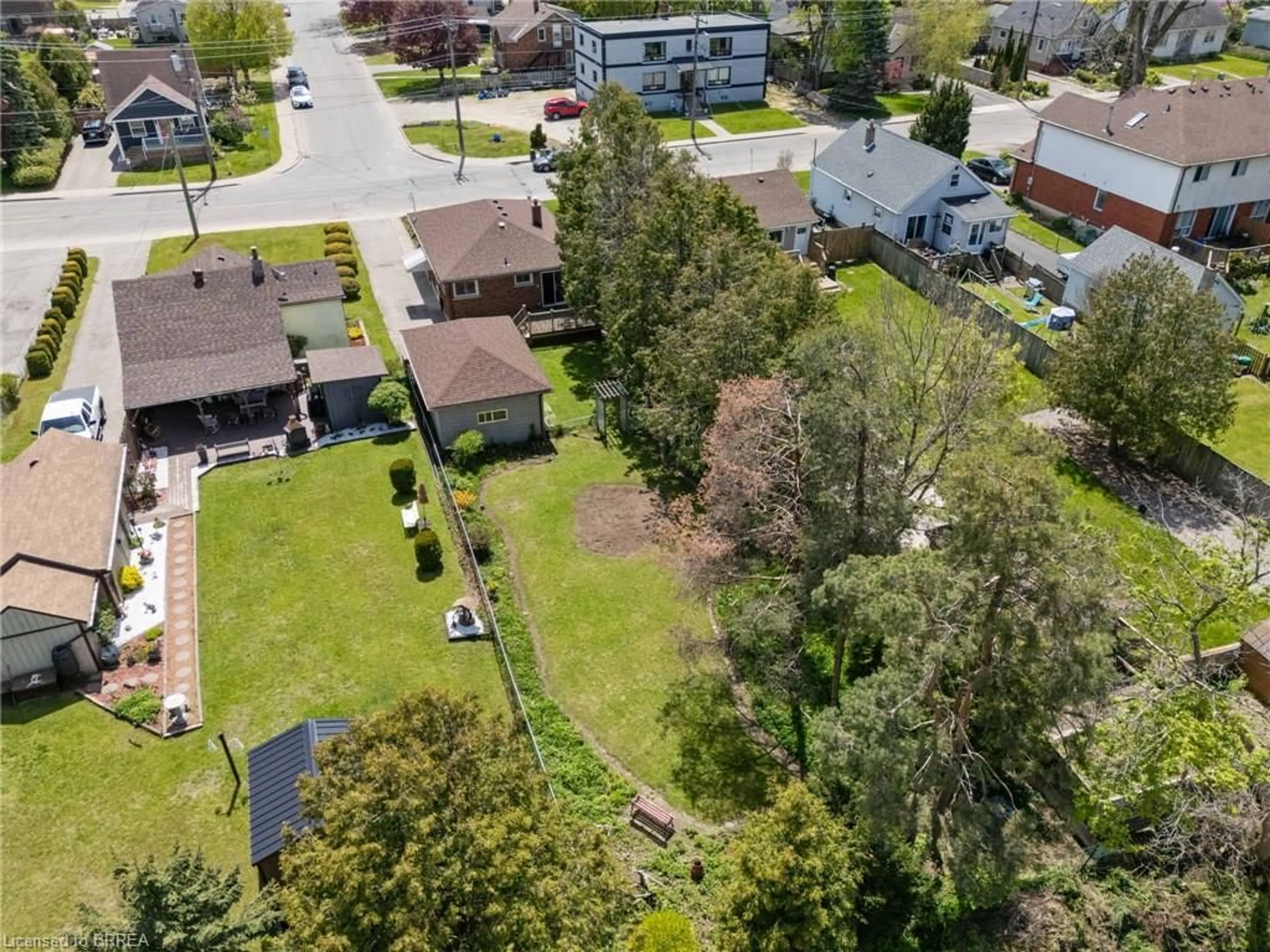 A pic from outside/outdoor area/front of a property/back of a property/a pic from drone, street for 404 Grey St, Brantford Ontario N3S 4X4