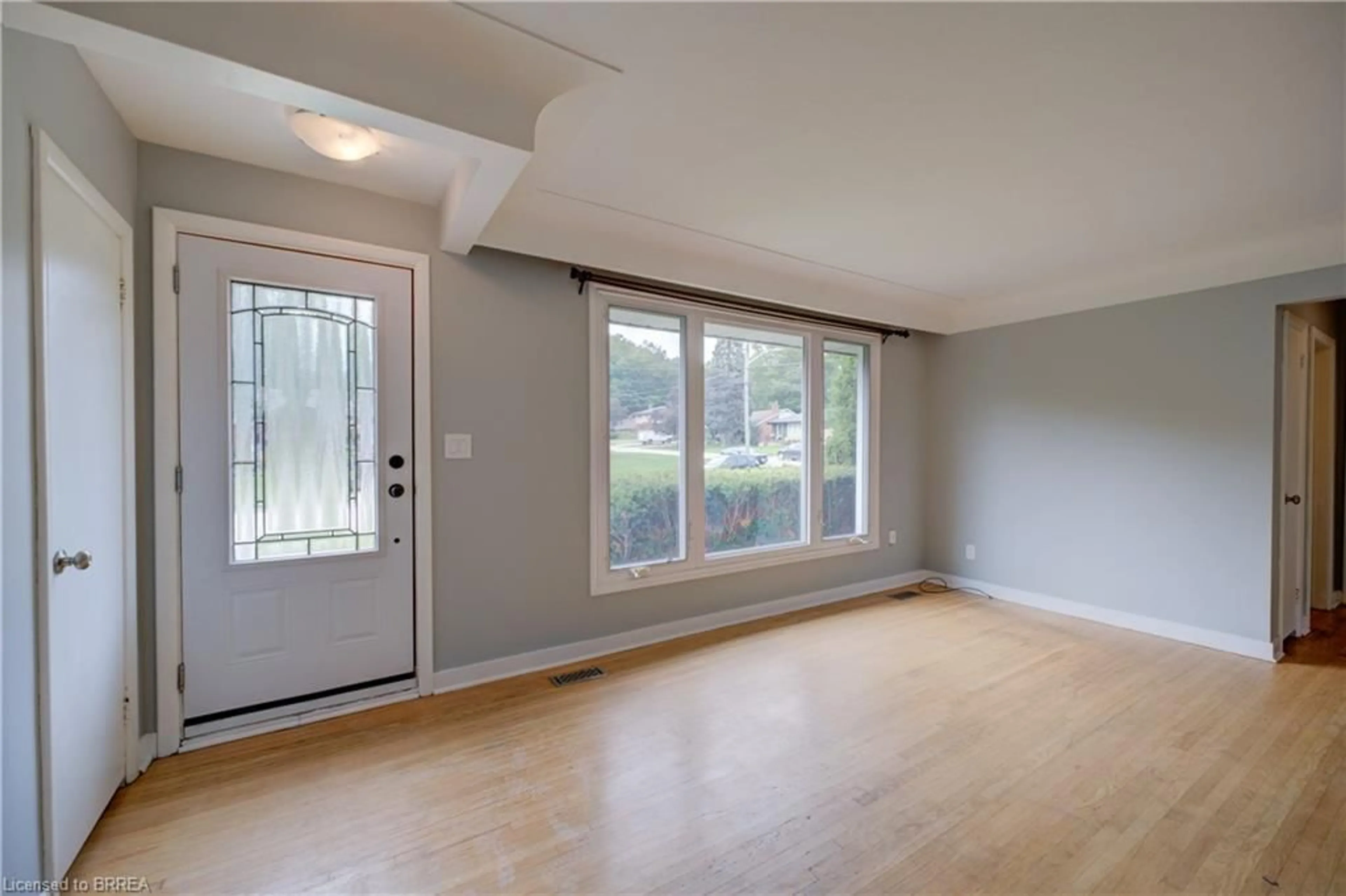 Indoor entryway for 14 Cherrywood Dr, Stoney Creek Ontario L8G 2P5