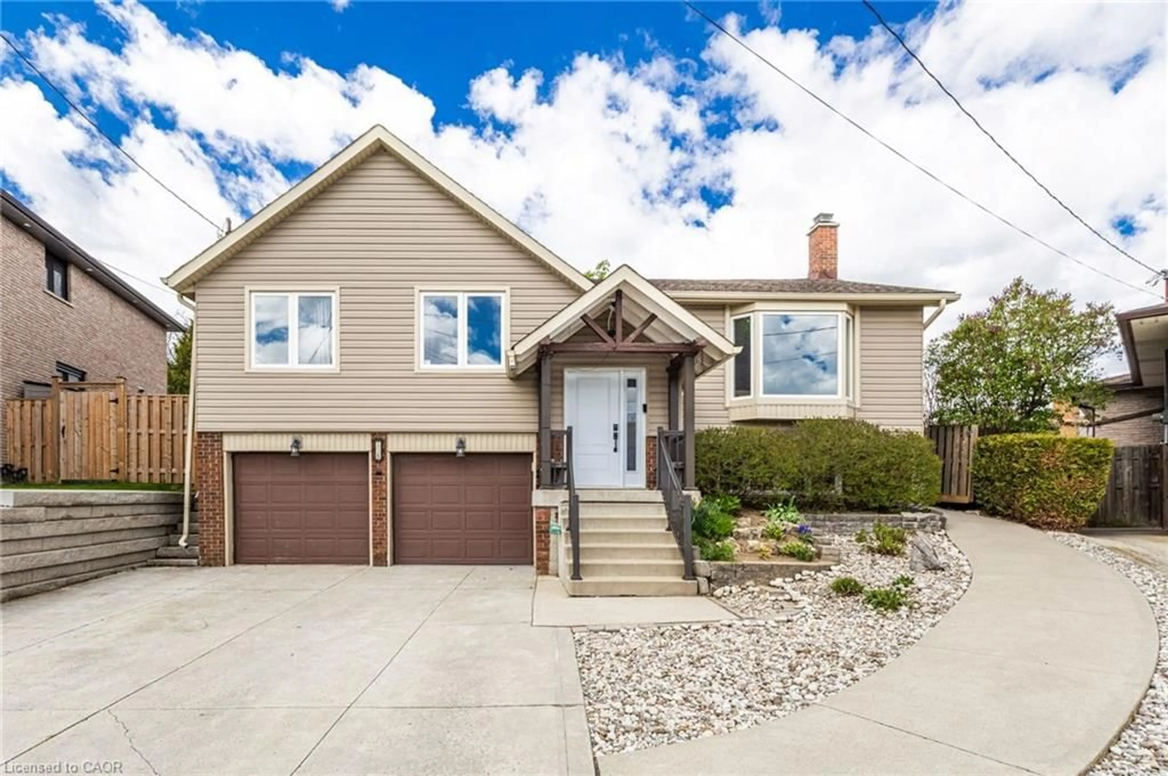 Home with vinyl exterior material, street for 118 Napoli Dr, Hamilton Ontario L9C 6X2