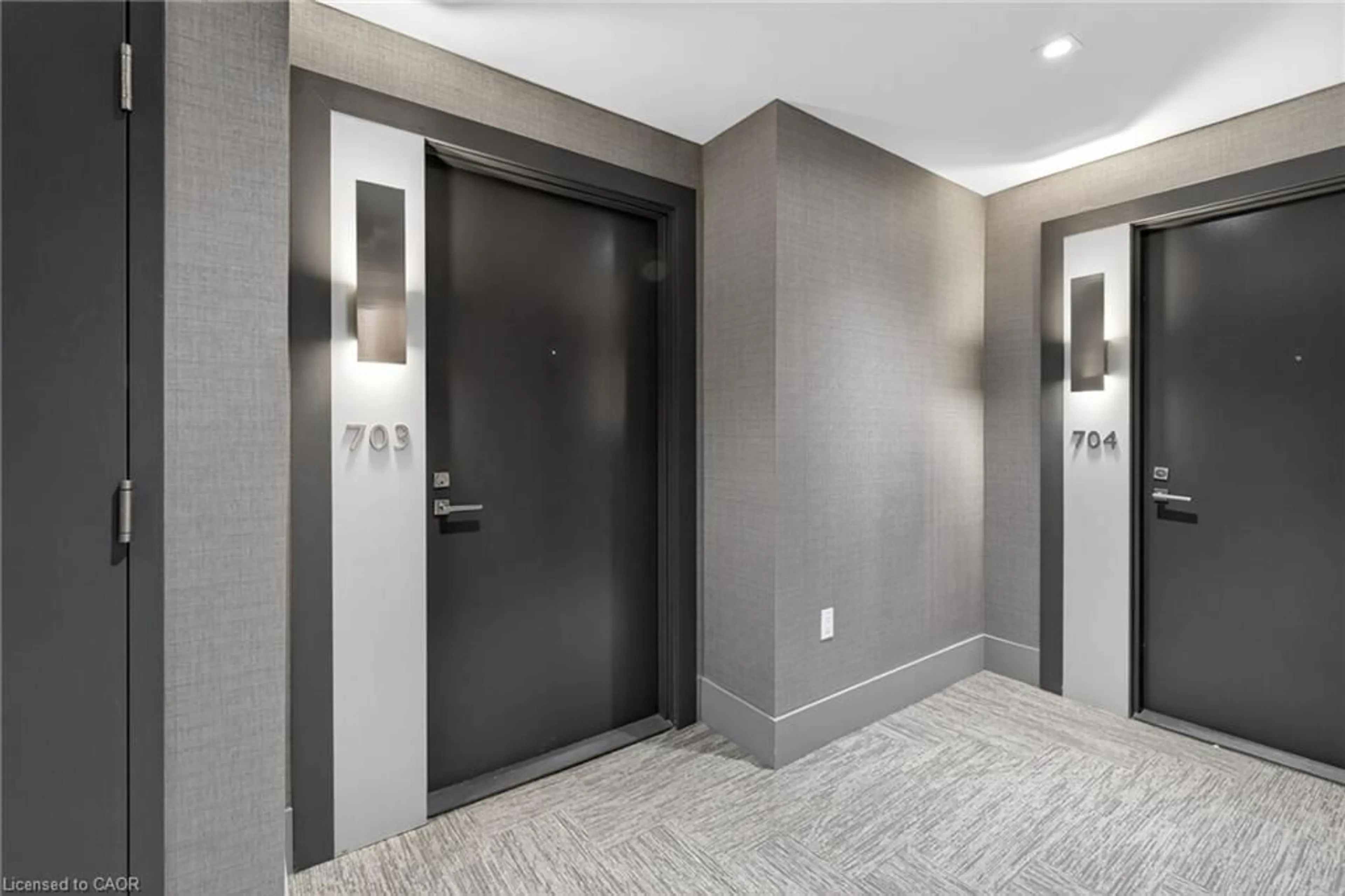 Indoor foyer for 2908 Highway 7 #703, Concord Ontario L4K 0K5