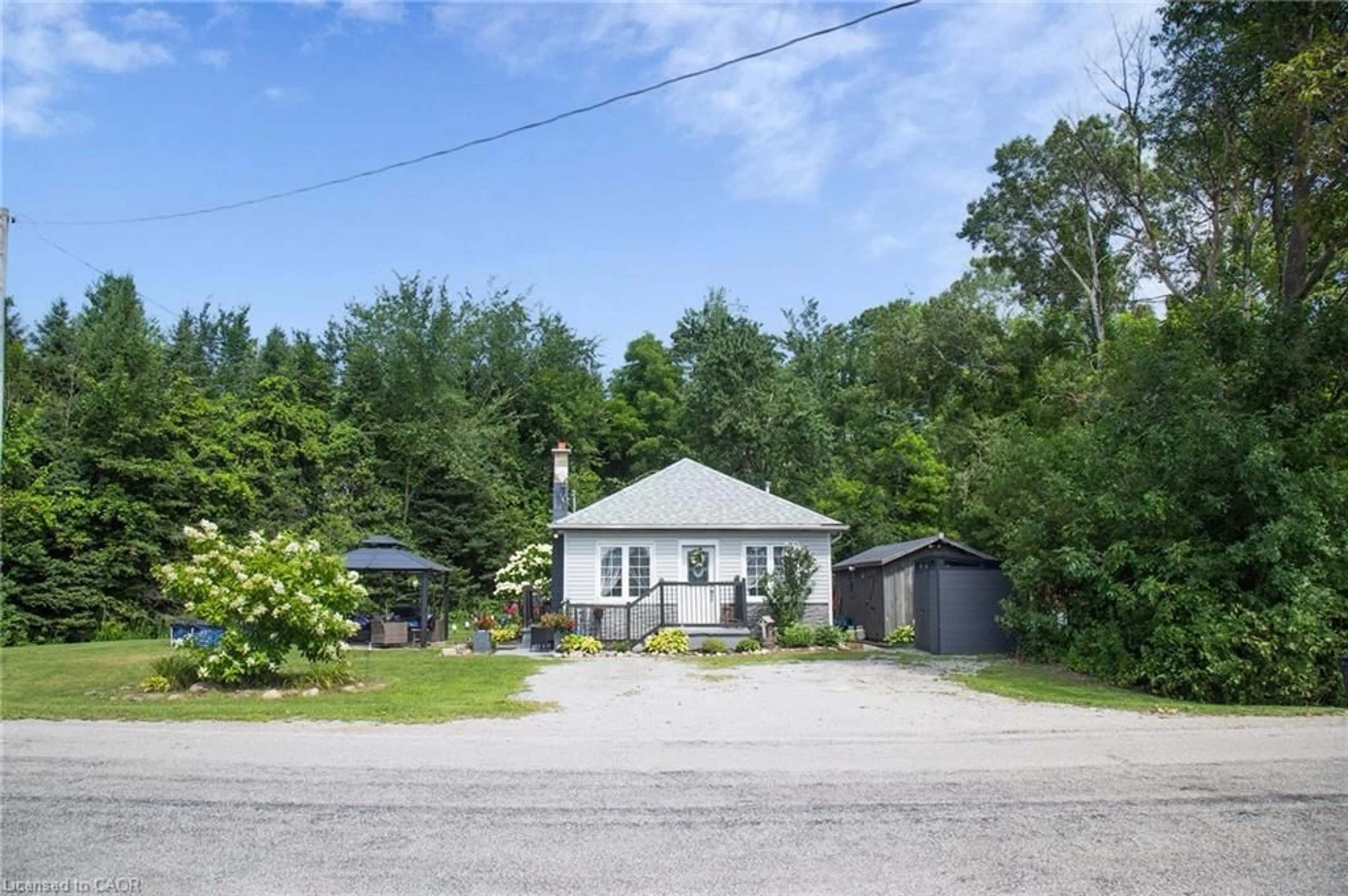A pic from outside/outdoor area/front of a property/back of a property/a pic from drone, street for 909 Windham Rd 13 Rd, Simcoe Ontario N3Y 4K6