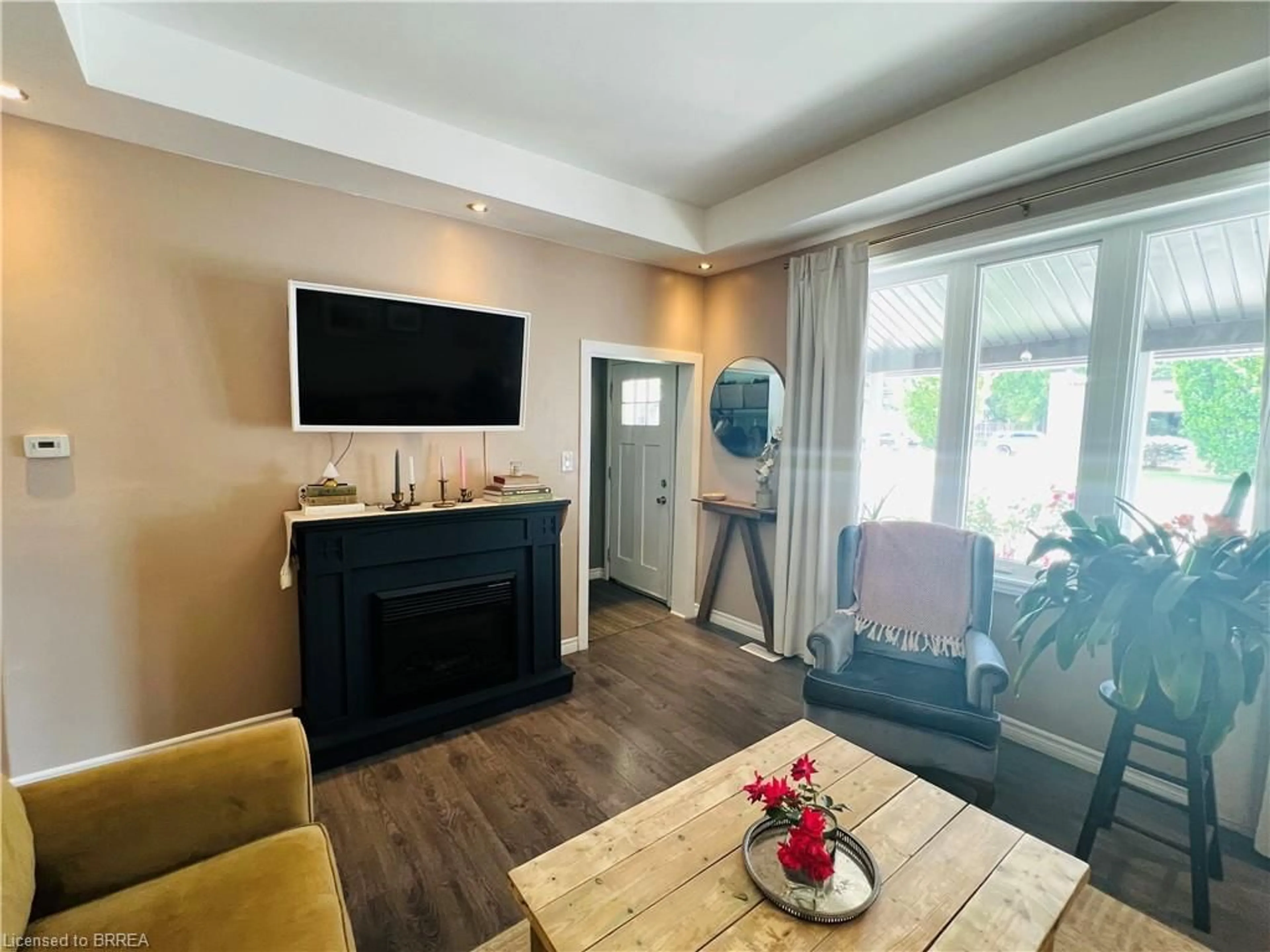 Living room with furniture, wood/laminate floor for 25 Huron St, Woodstock Ontario N4S 6Z1