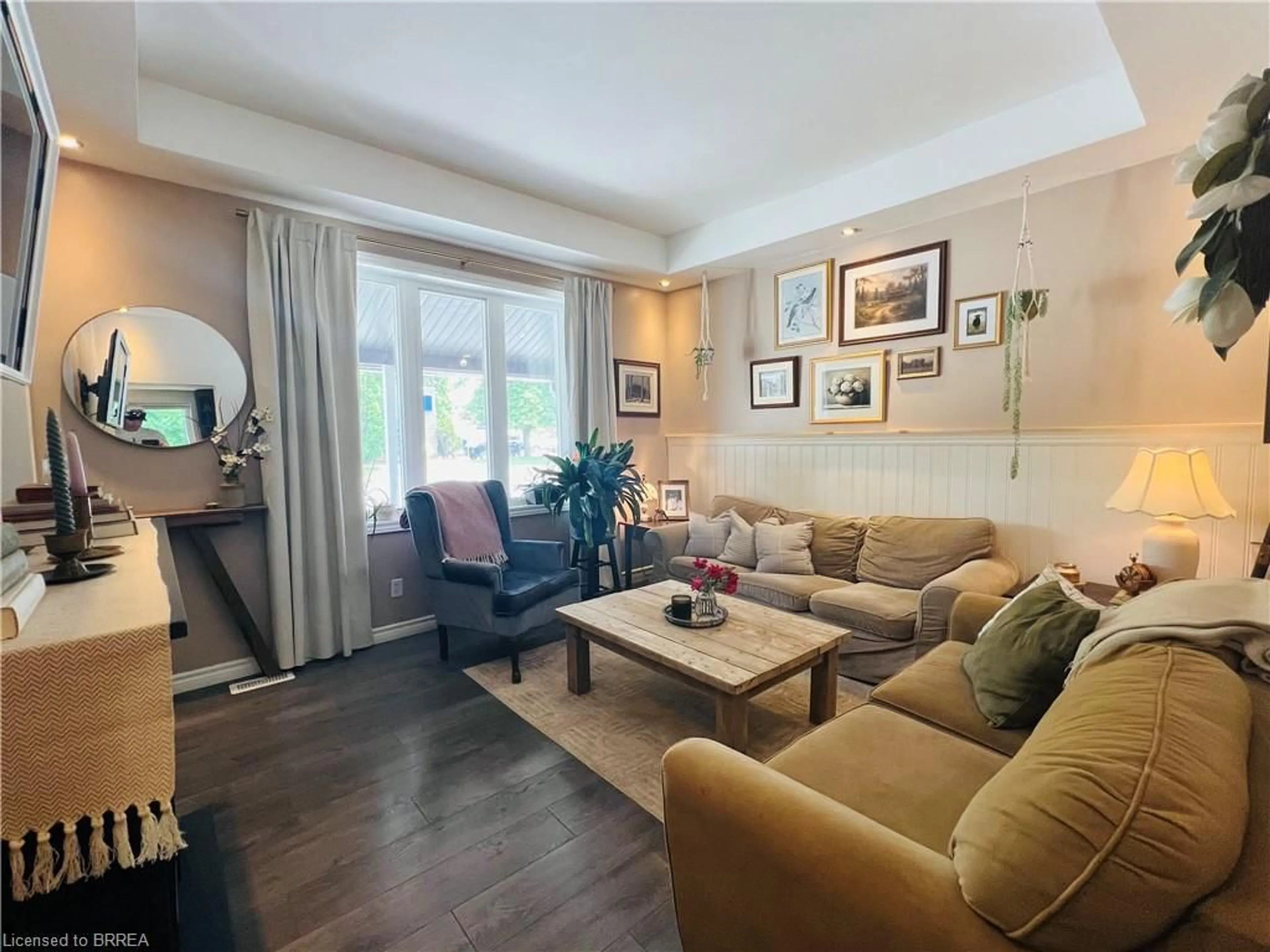 Living room with furniture, wood/laminate floor for 25 Huron St, Woodstock Ontario N4S 6Z1