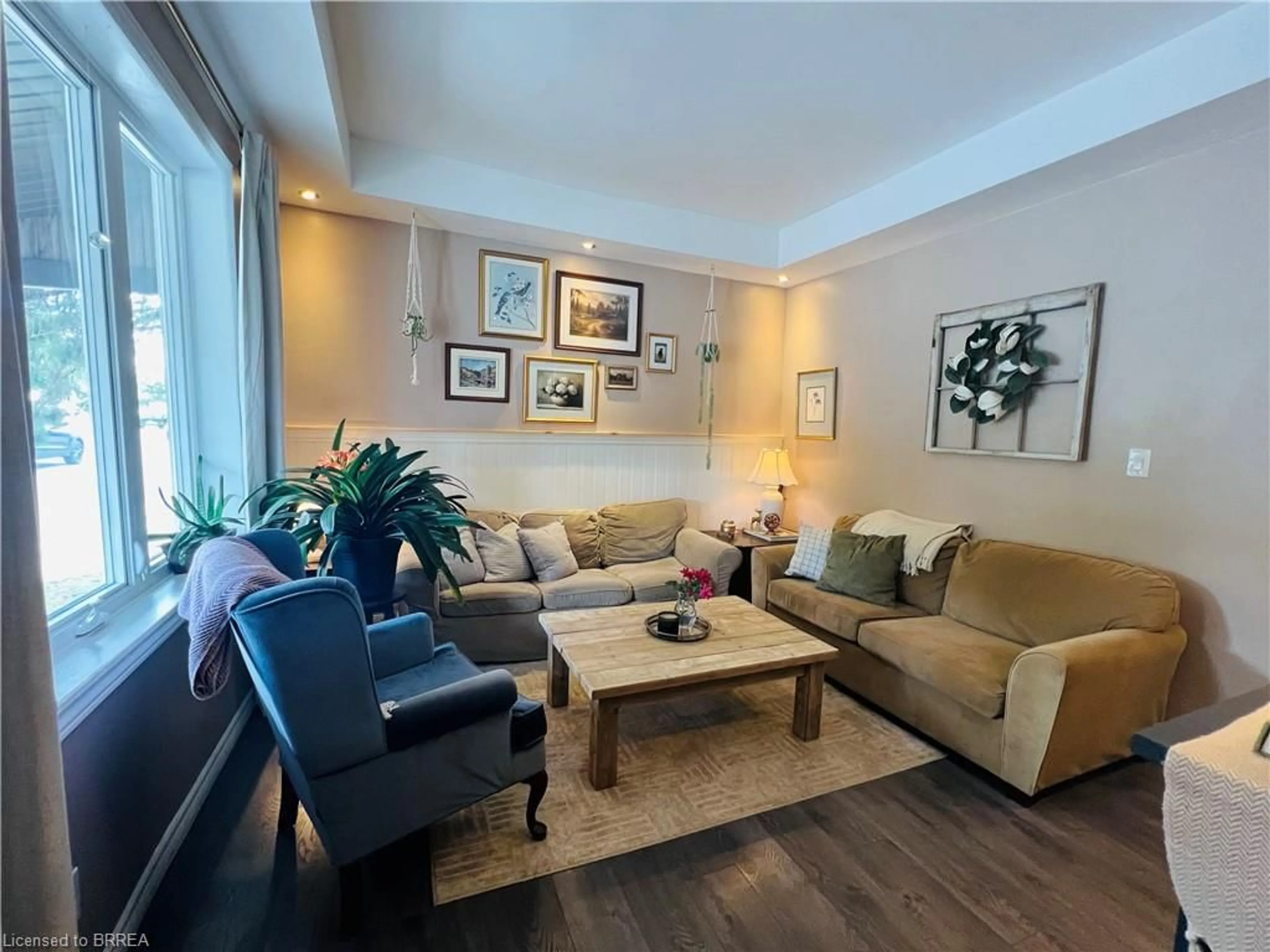 Living room with furniture, wood/laminate floor for 25 Huron St, Woodstock Ontario N4S 6Z1