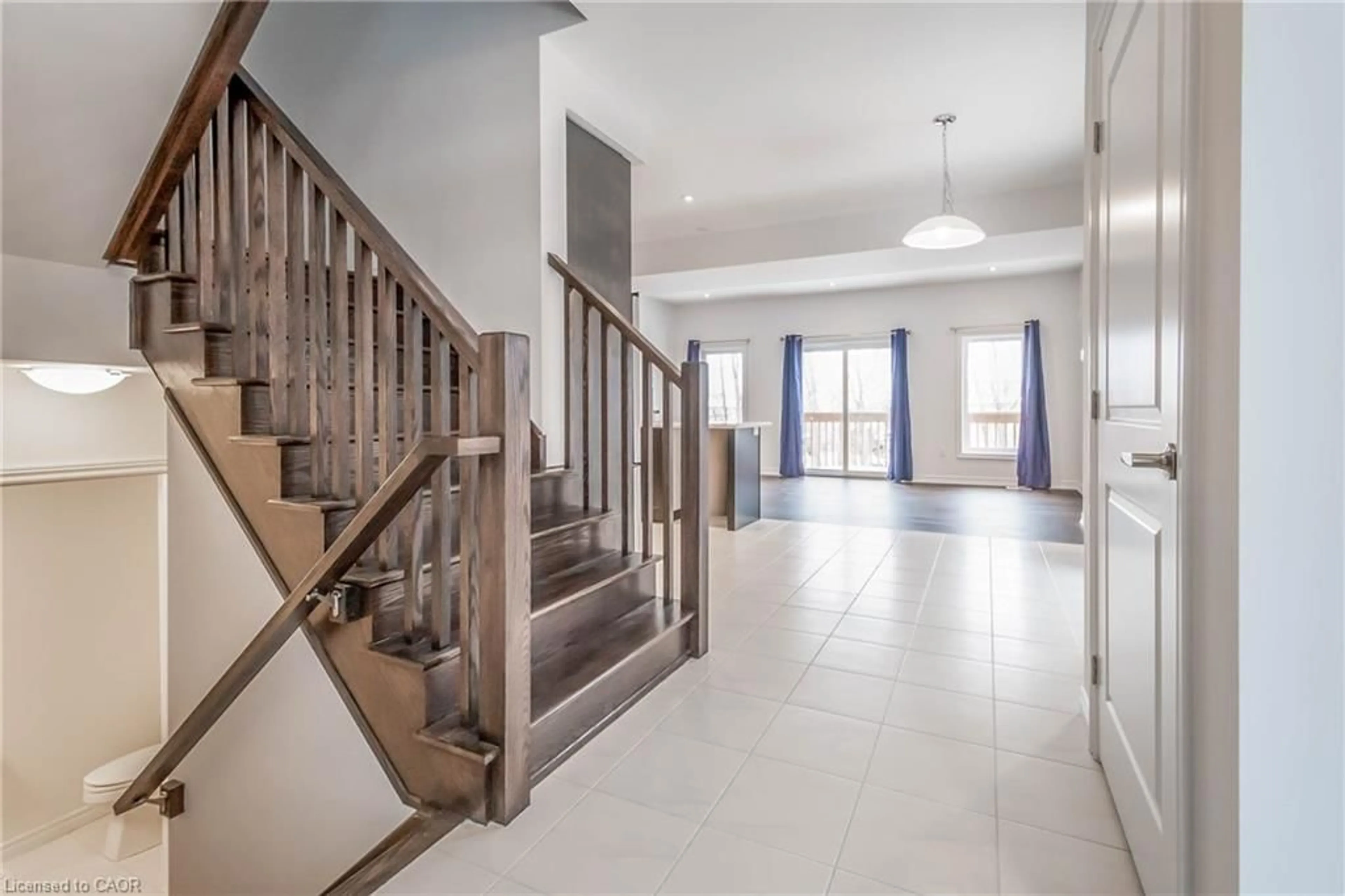 Indoor foyer for 3981 Crown St, Beamsville Ontario L0R 1B4
