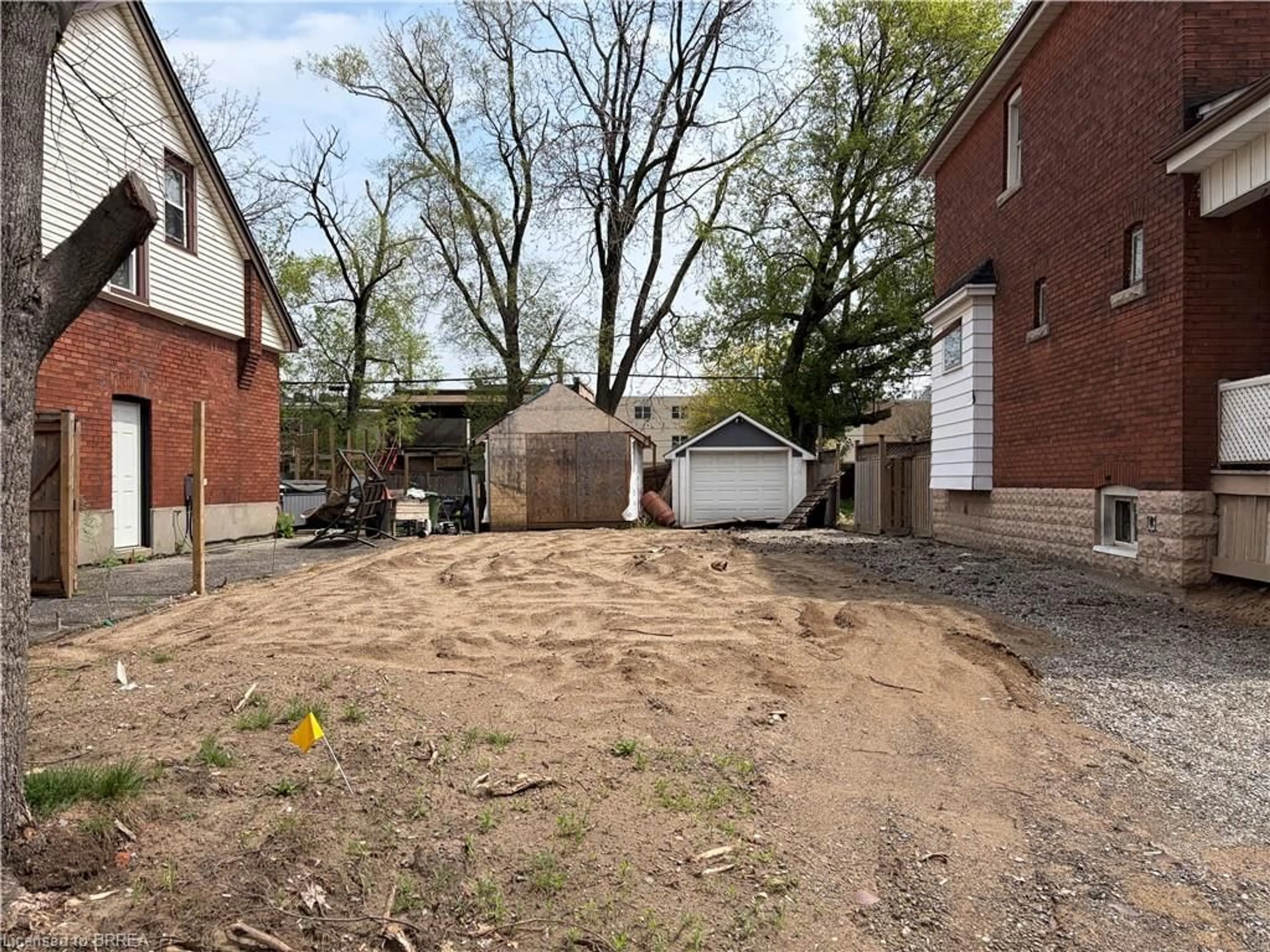 A pic from outside/outdoor area/front of a property/back of a property/a pic from drone, street for 18 Tuxedo Ave, Hamilton Ontario L8H 4P5