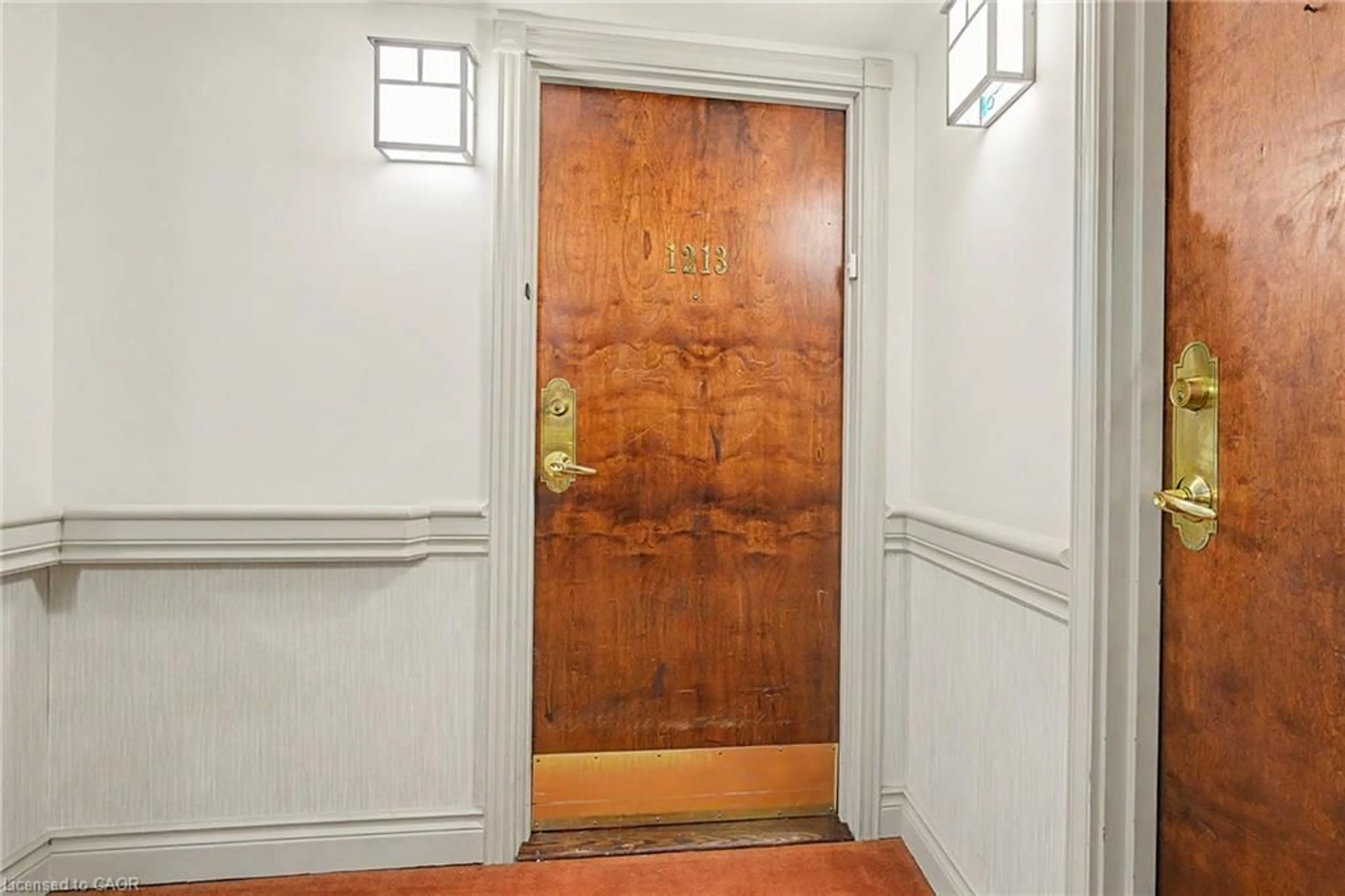 Indoor foyer for 100 Burloak Dr #1213, Burlington Ontario L7L 6P6