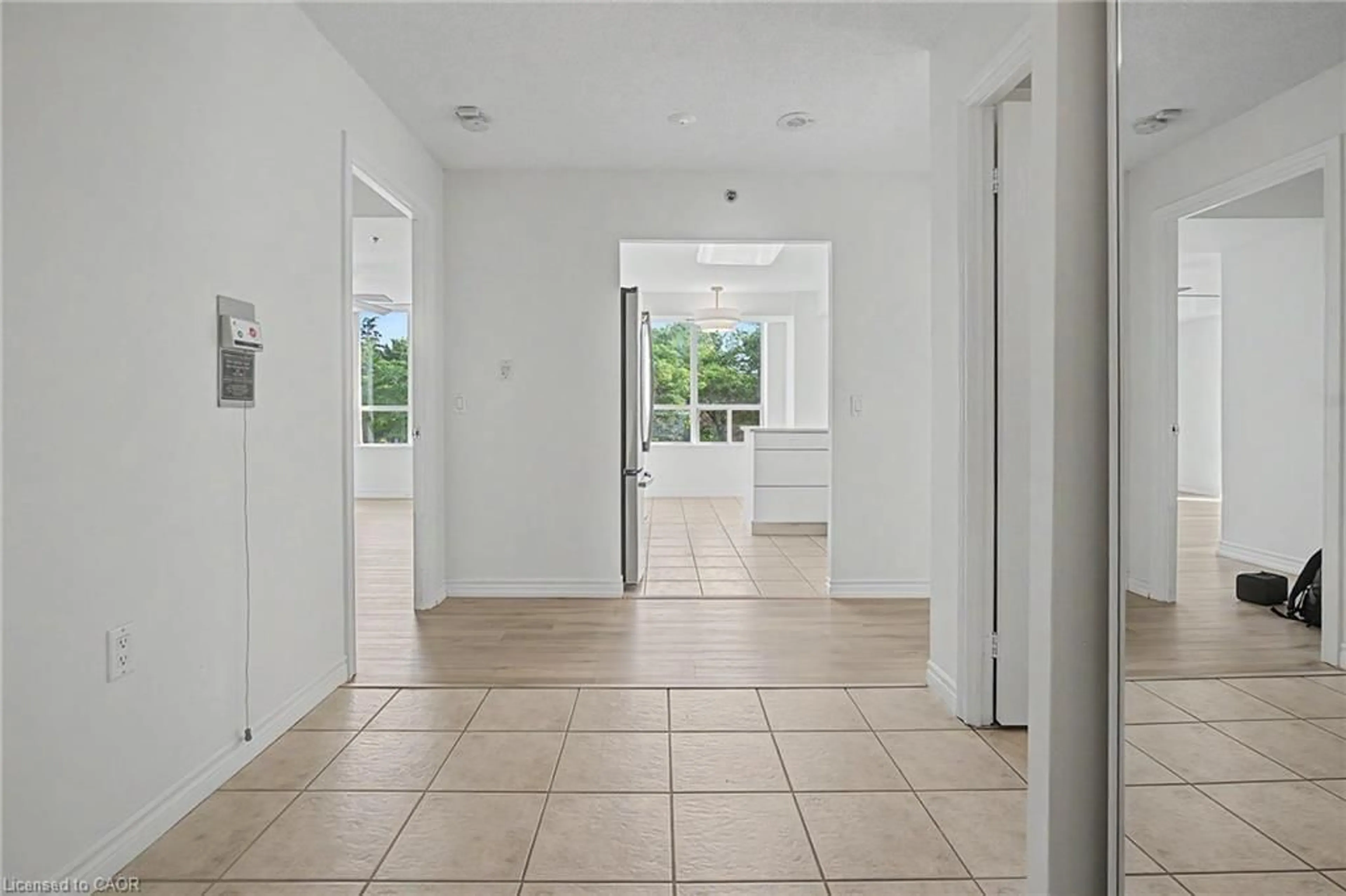 Indoor foyer for 100 Burloak Dr #1213, Burlington Ontario L7L 6P6